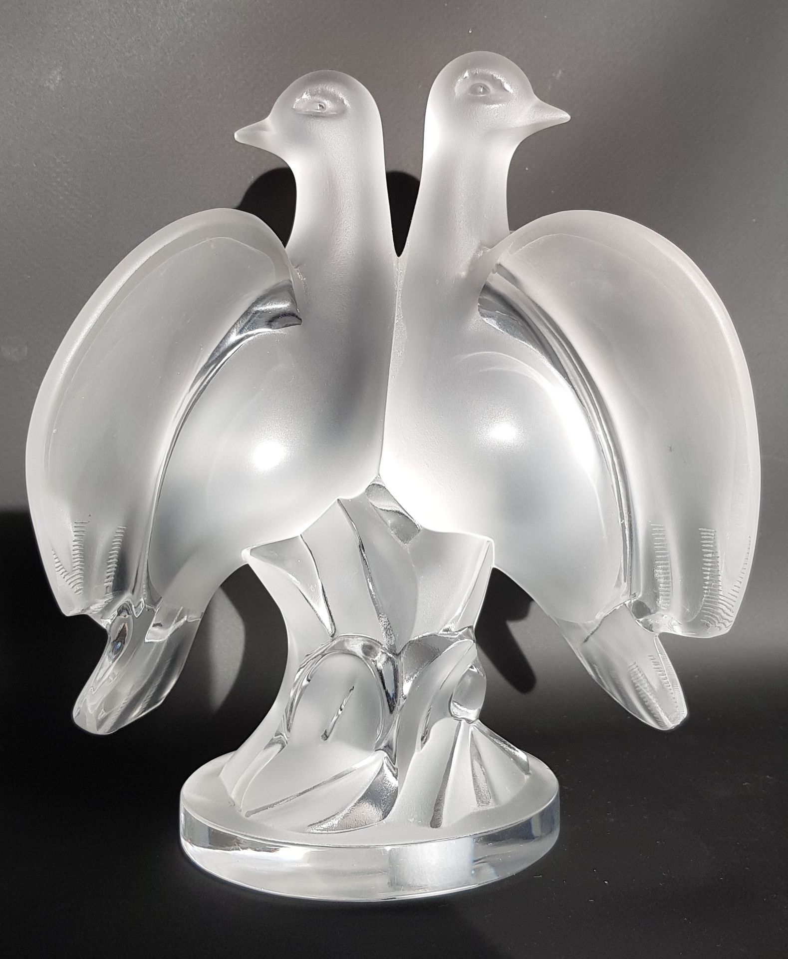 LALIQUE Marc (1900-1977) 
"Arianna" Coppia di colombe in cristallo stampato bian&hellip;
