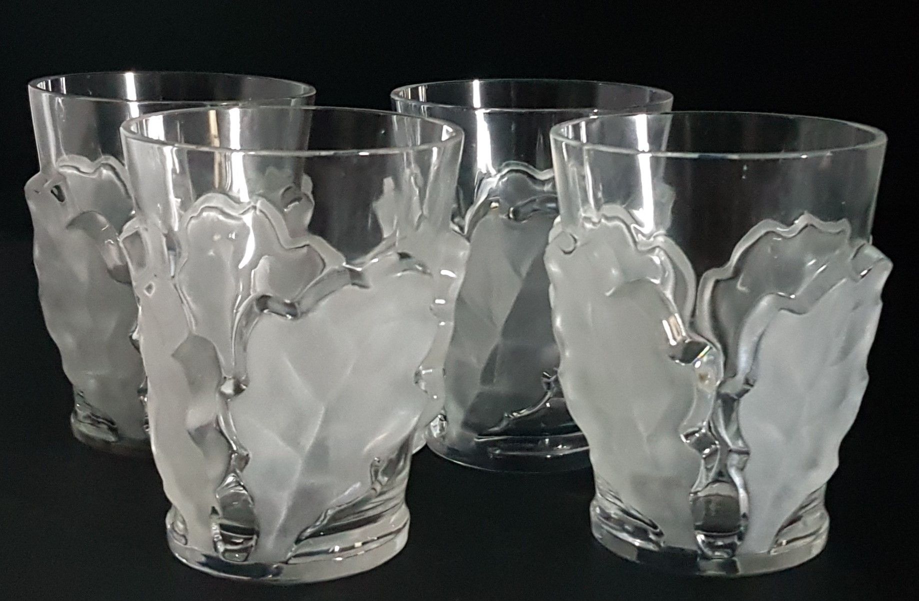 Marc LALIQUE (1900-1977) 
"橡木"。四个压制成型的水晶高脚杯，带有乳白色的叶子，高12厘米，有签名。


书目：法国Cristal L&hellip;