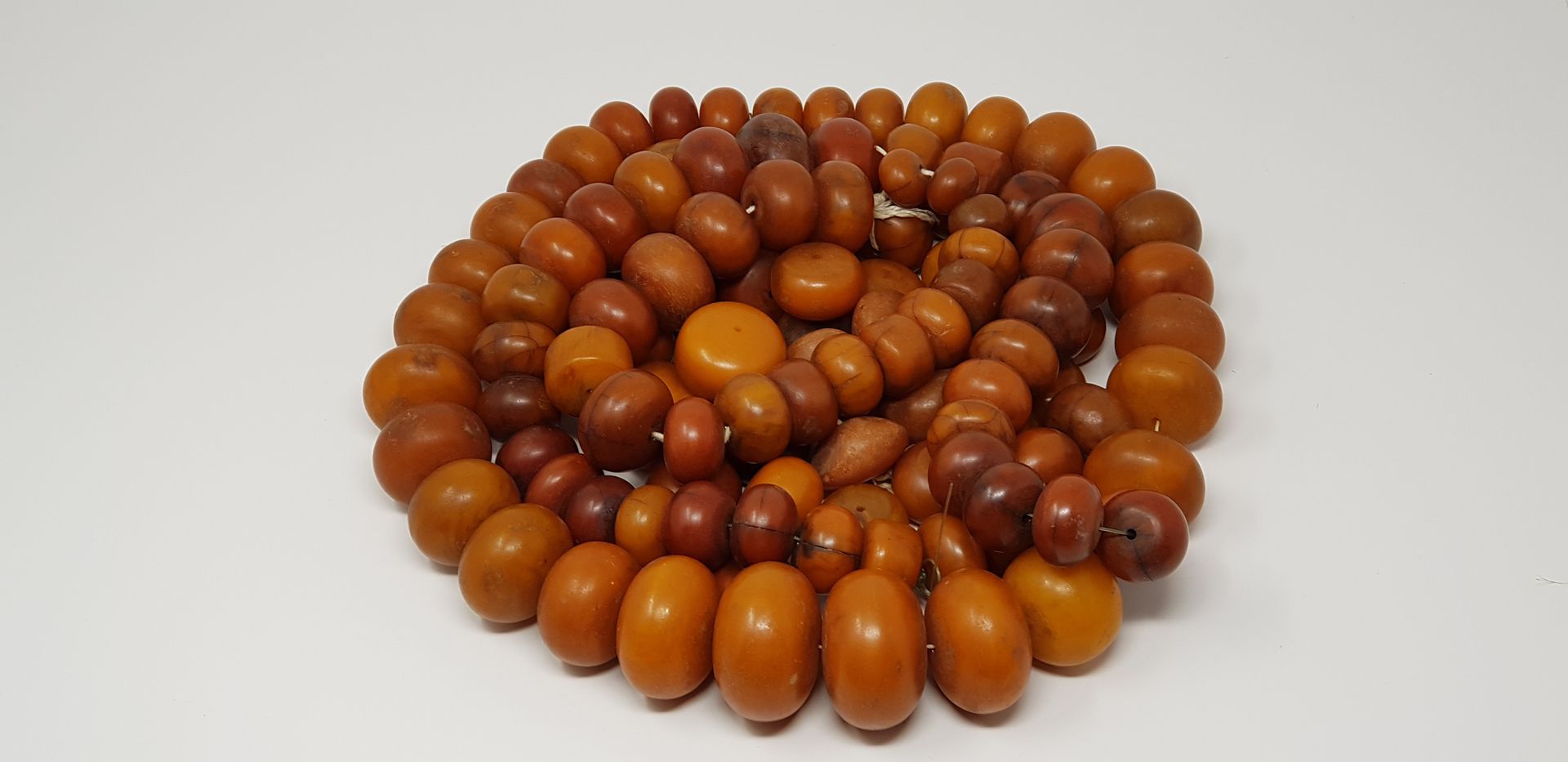 Colliers (3) plus vrac de résine COPAL 
Very large to medium beads, Moroccan Ber&hellip;