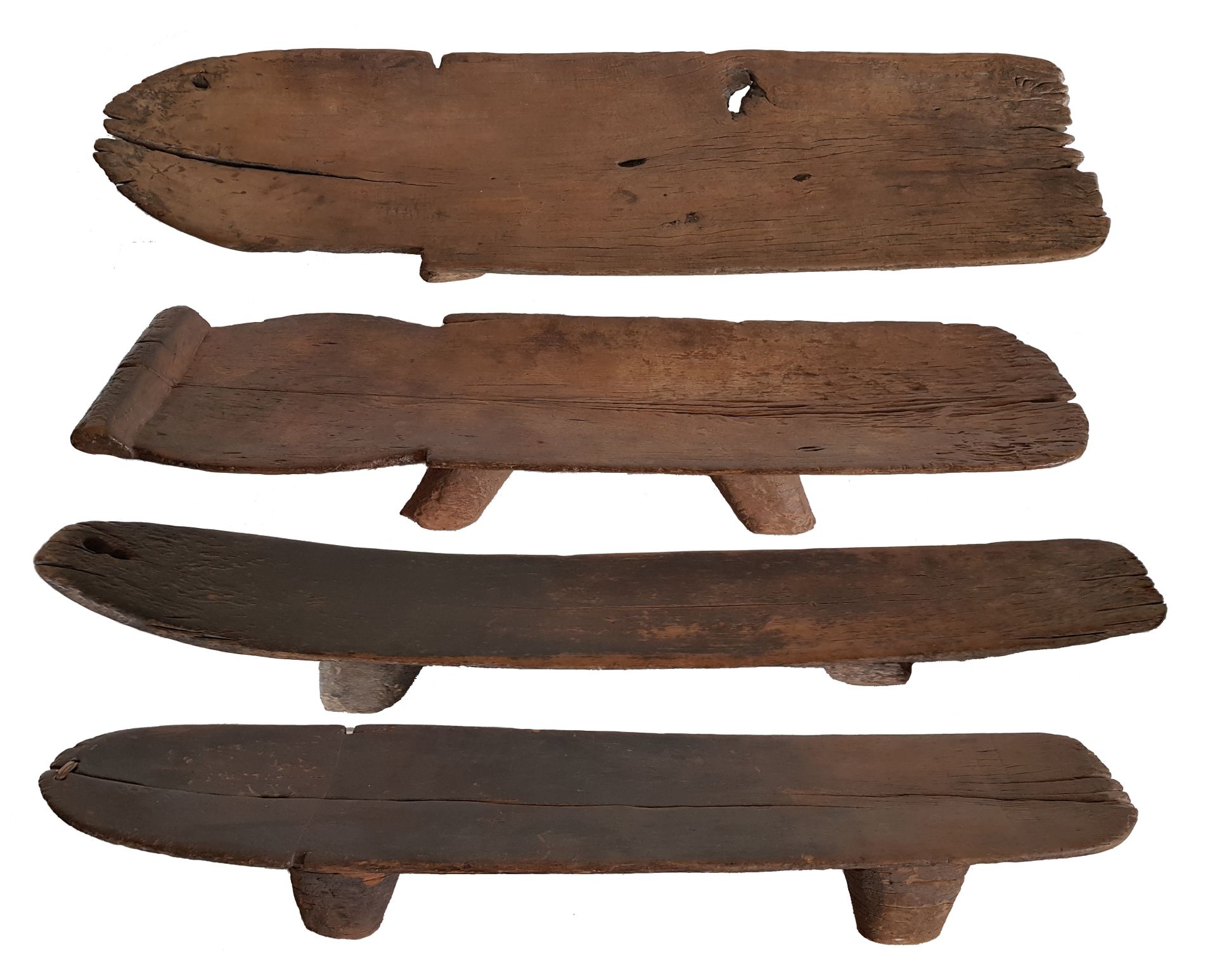 MBANDA BANCS (4) 
Sculptés (2) en forme phallique, bois à ancienne patine d'usag&hellip;