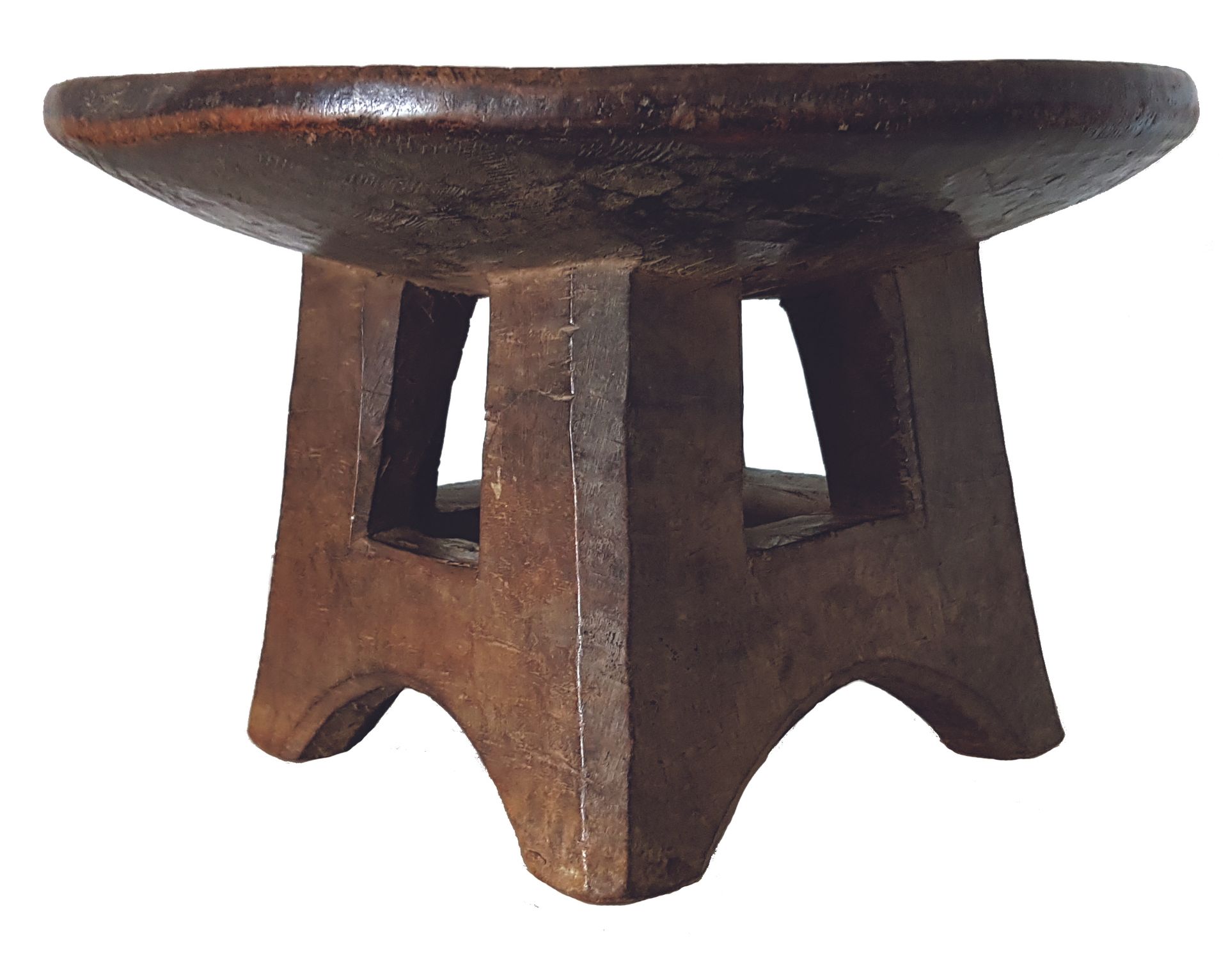 Siège TOMA 
Die runde Sitzfläche ruht auf einer durchbrochenen Basis. Holz mit g&hellip;