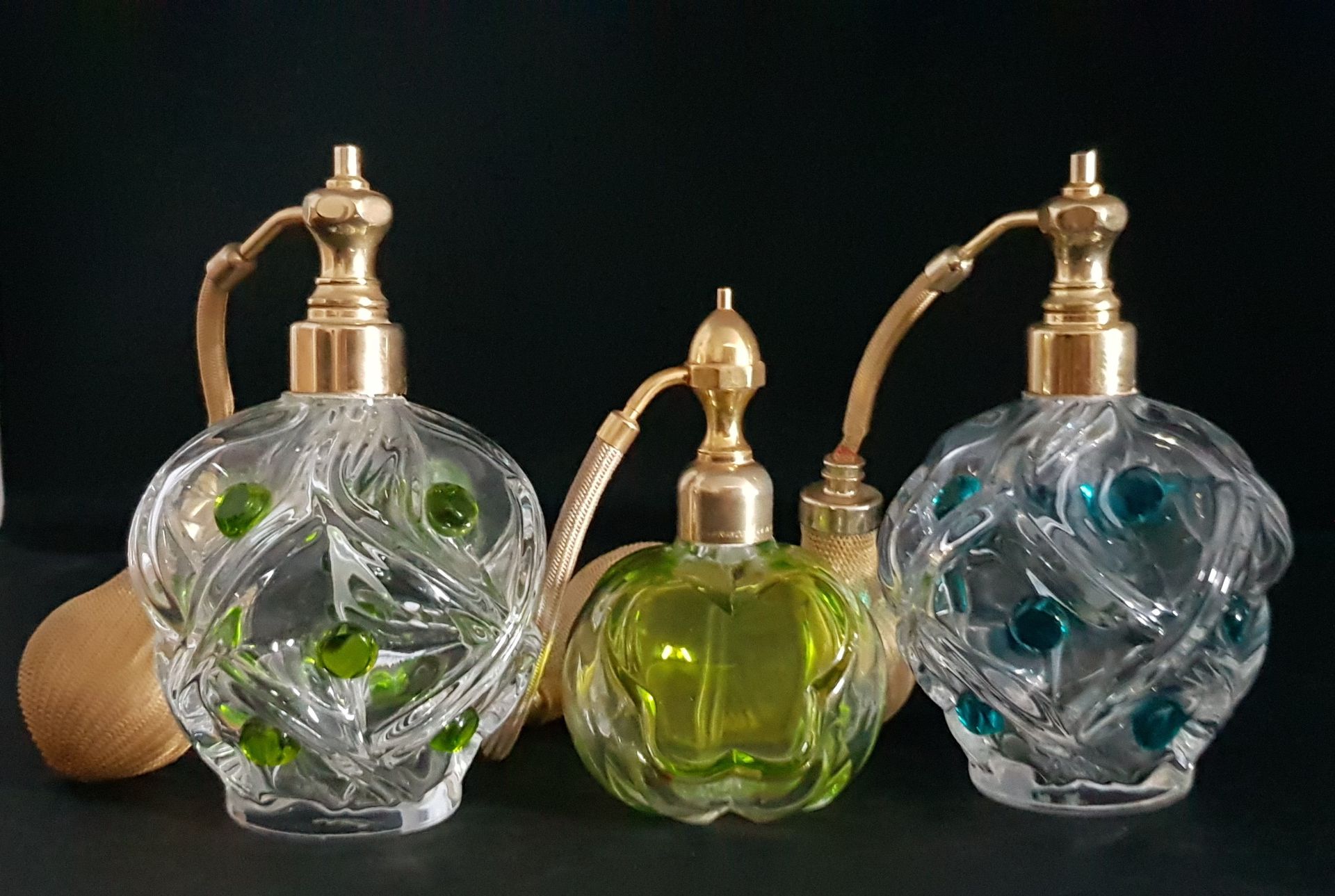 LALIQUE Marc (1900-1977) 
"佛罗里达"、"雅尼娜 "和 "维罗妮克"。三件水晶花束与绿色和蓝色药膏的应用，高度：15厘米，10.6厘米&hellip;