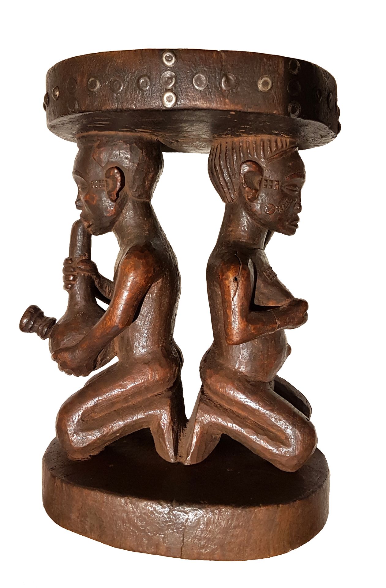 Petit tabouret TCHOKWE 
雕刻着两个背靠背的跪姿人物。带有棕色铜锈的木材，金属。高：30厘米，长：20厘米。安哥拉 - 刚果民主共和国

&hellip;