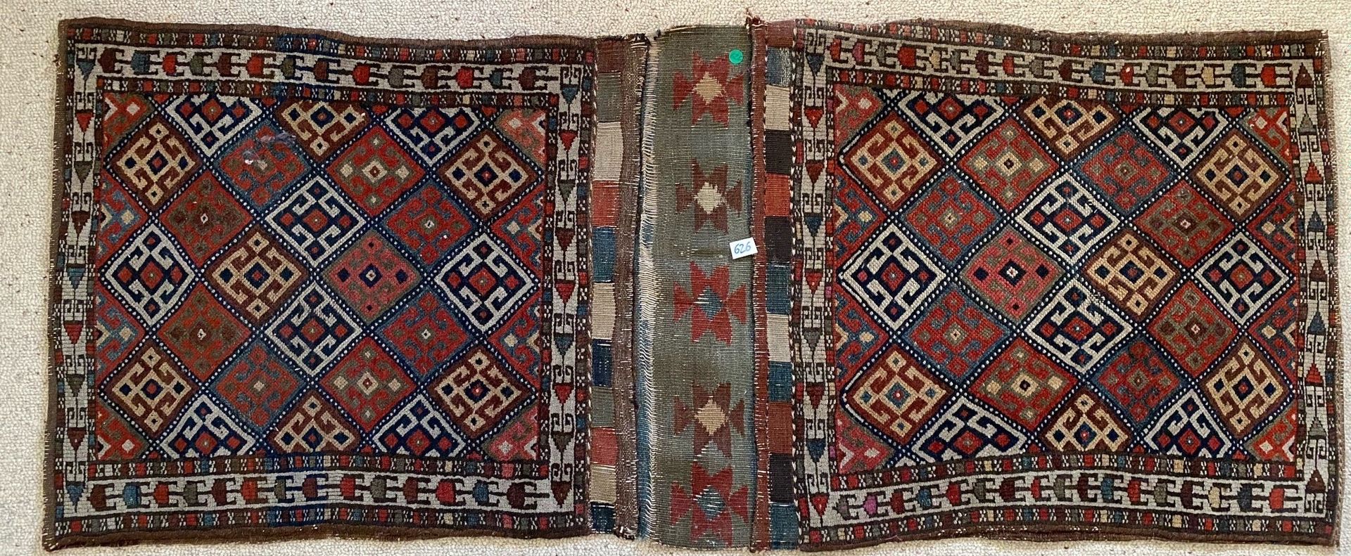 IRAN – ANATOLIE et BELUTCH IRAN 
一套两个古董袋和马鞍 138 x 55厘米和132 x 49厘米 


附有一张60 x 50&hellip;
