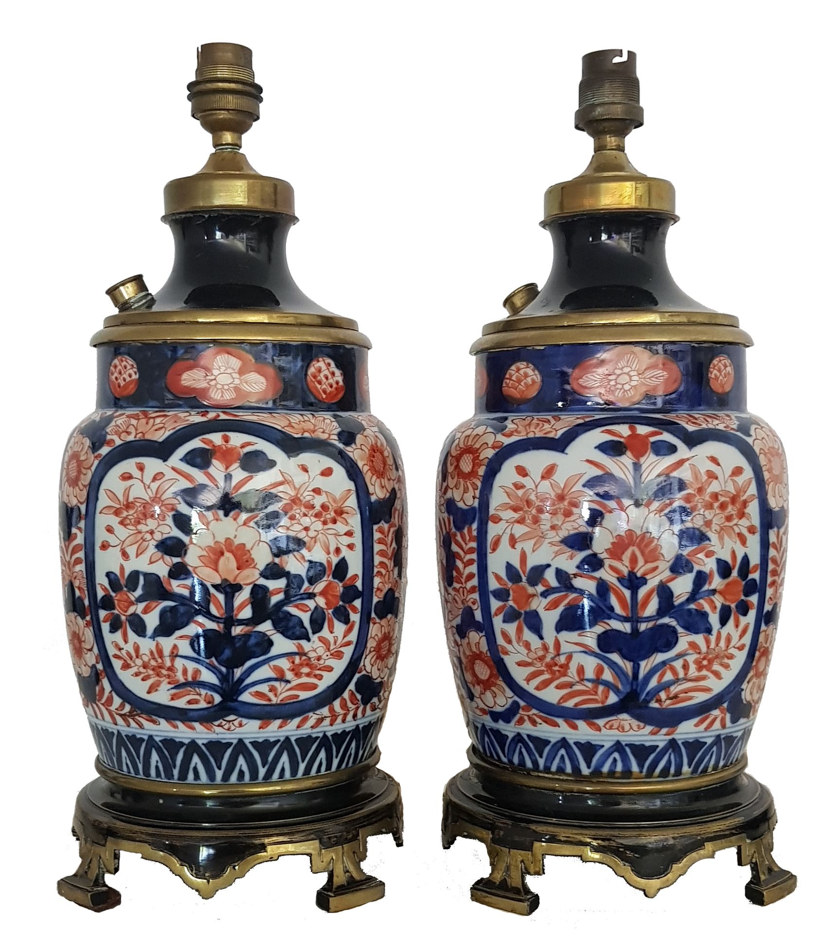 JAPON - c.1850 
Un par de candelabros de porcelana Imari con base de bronce dora&hellip;