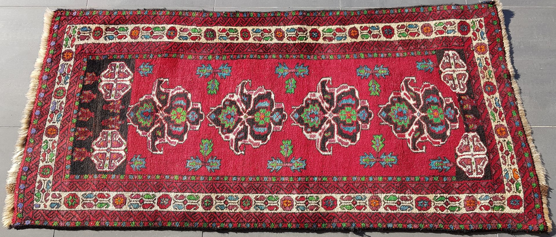 IRAN 
Tapis 120 x 88 cm 



REMISE DES LOTS à PARIS (LA SALLE 20 rue Drouot) le &hellip;