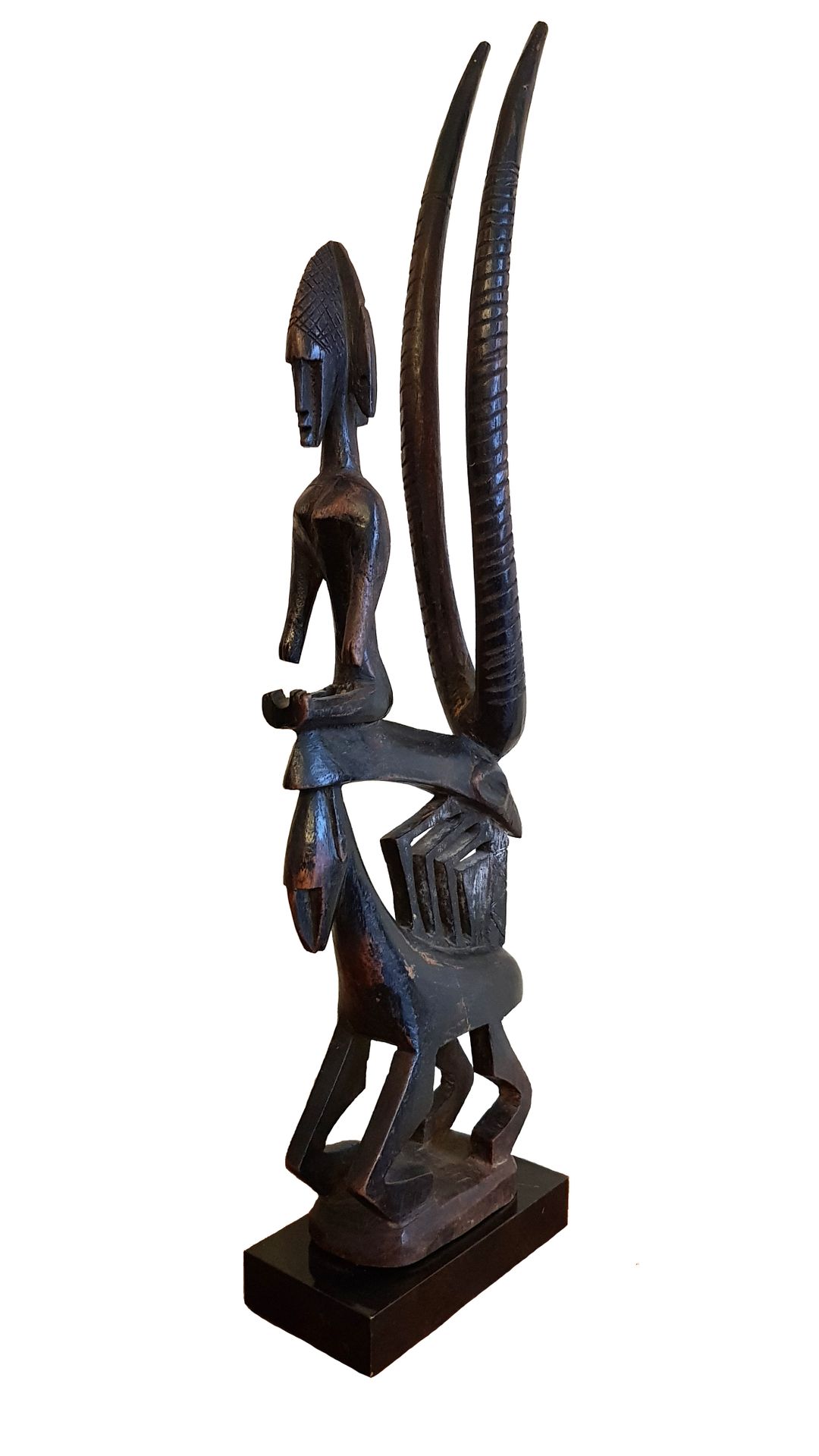Cimier Tyiwara BAMANA (Bambara) 
垂直和复杂，象征着一个神话人物。 木头，有棕色的铜锈。高：55厘米 马里 


12月4日（星&hellip;