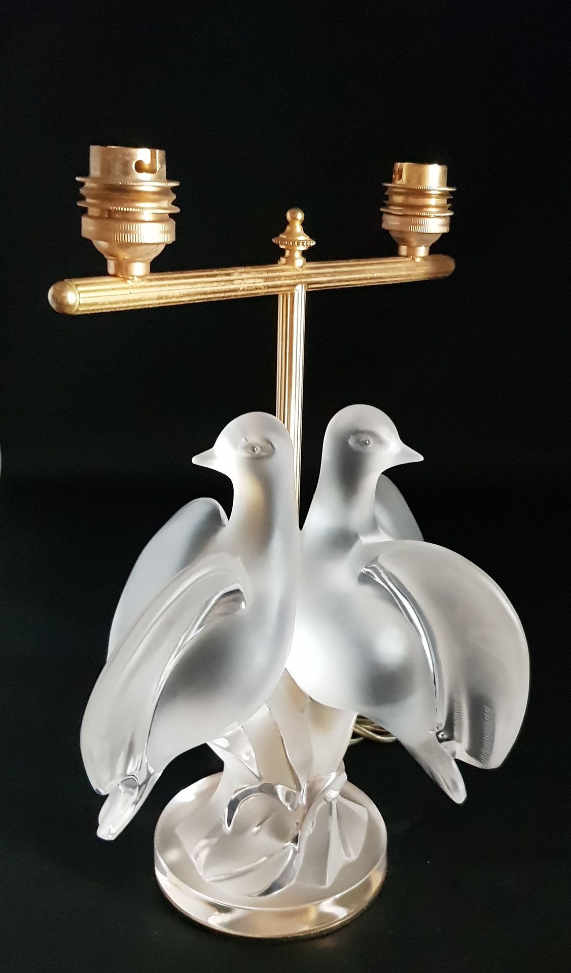 Marc LALIQUE (1900-1977) 
" Ariane " Table lamp, couple of doves in white satin-&hellip;