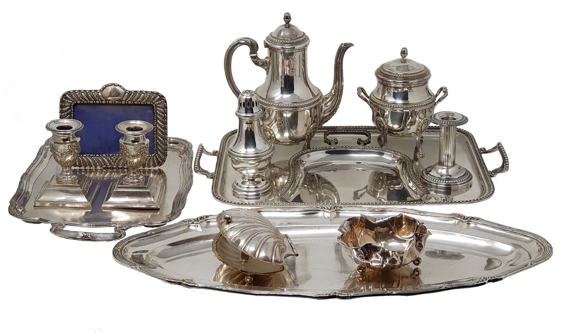 Lot métal argenté 
Silver-plated metal set, scratches and stains from use 



Co&hellip;