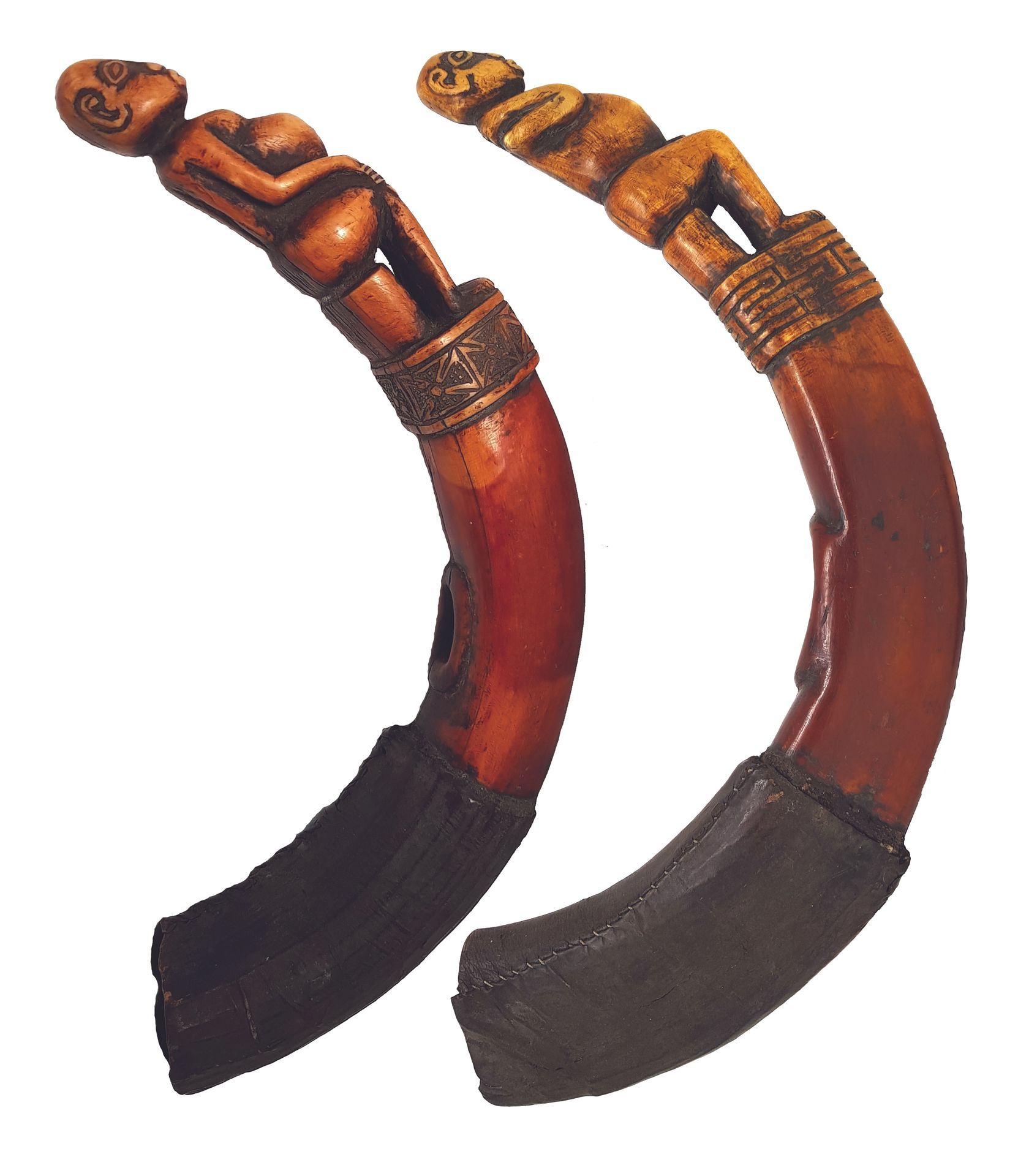 Deux trompes en ivoire sculptées. 
Längen: 37 cm, eine von einer sitzenden Figur&hellip;