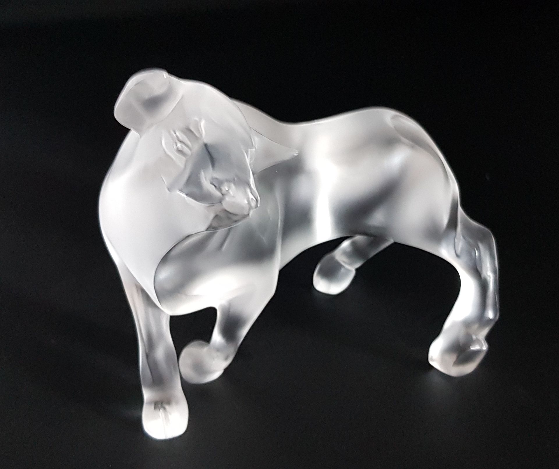 Marc LALIQUE (1900-1977) 
"Toro Estatuilla de cristal satinado. H. 13 cm. L. 13,&hellip;