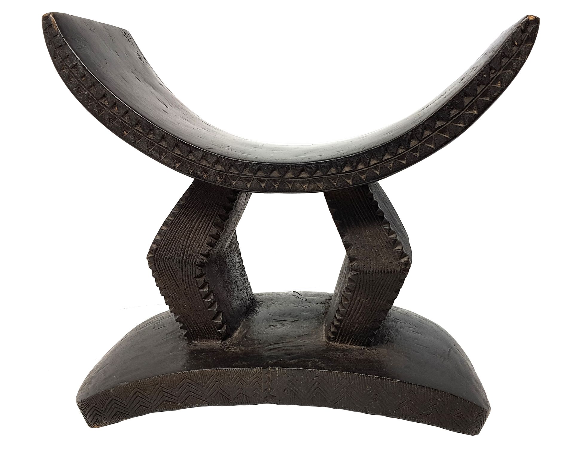 Appui-nuque BONI 
拱形，搁置在两个菱形的腿上，形状上有一个美丽的平衡。边缘刻有美丽的锯齿状和条纹状的装饰。带有深棕色铜锈的木头，29 x 23&hellip;