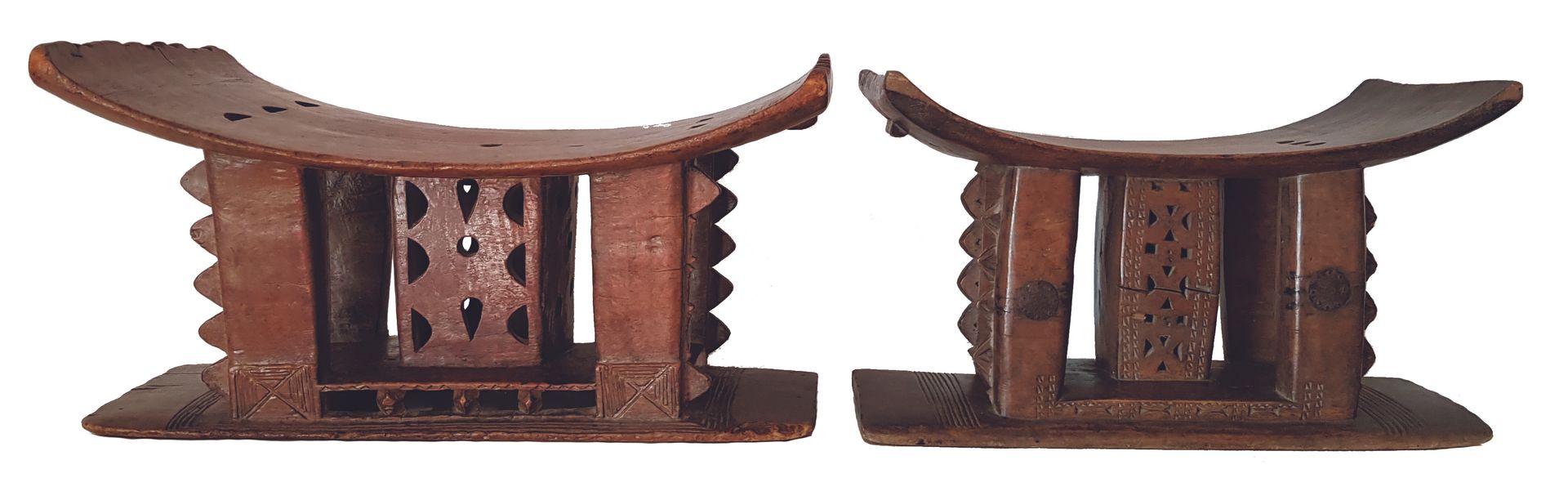 Deux sièges ASHANTI 
有一个弧形的座位，脚上有四个锯齿状的立柱，中空部分雕刻着象征性的镂空图案，长方形的露台。带有棕色铜锈的木材 加纳


&hellip;