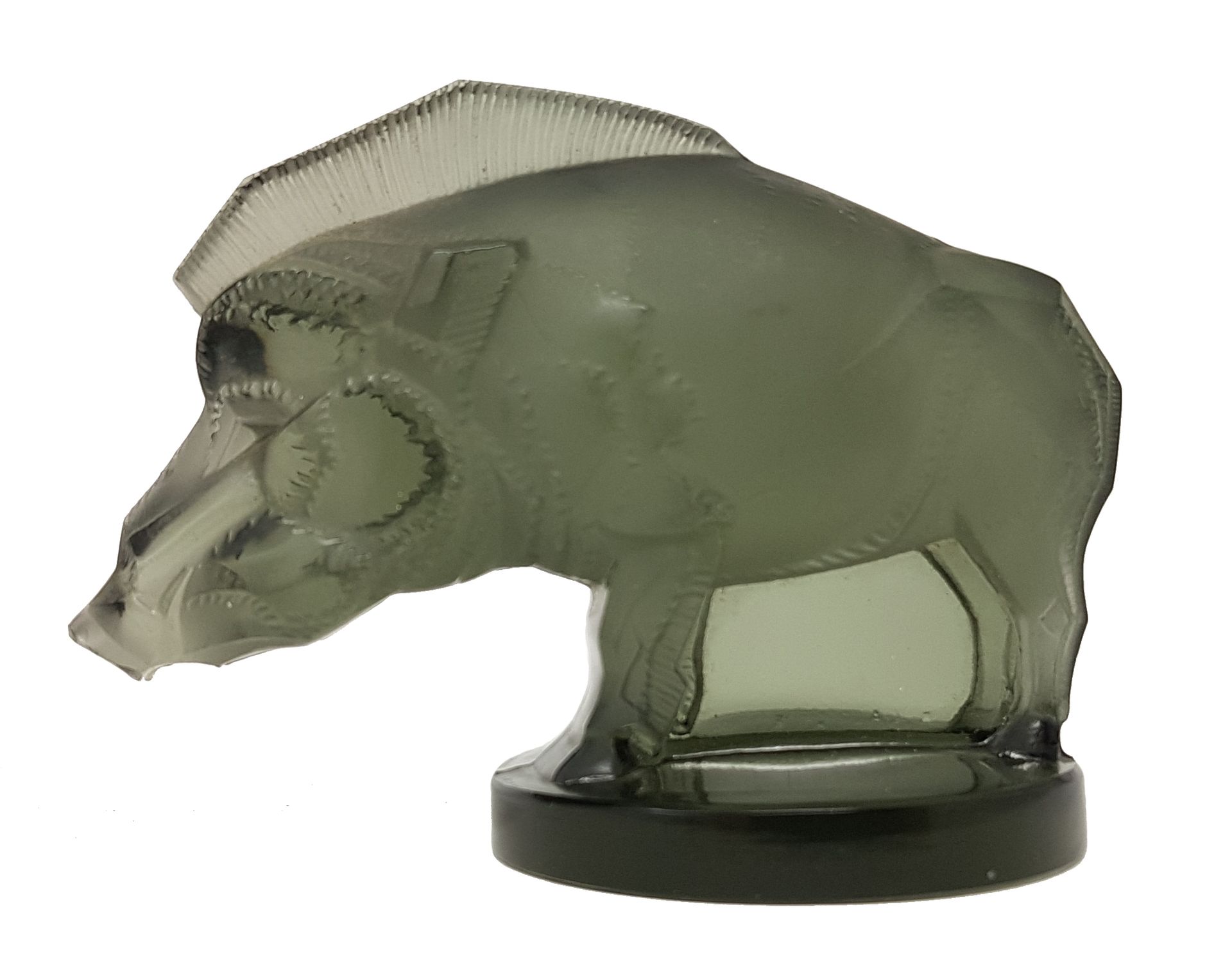 René Lalique (1860-1945) 
烟熏玻璃 "野猪 "汽车吉祥物，高：6.5厘米，长：9厘米，签名：R. Lalique。


参考文献：Re&hellip;