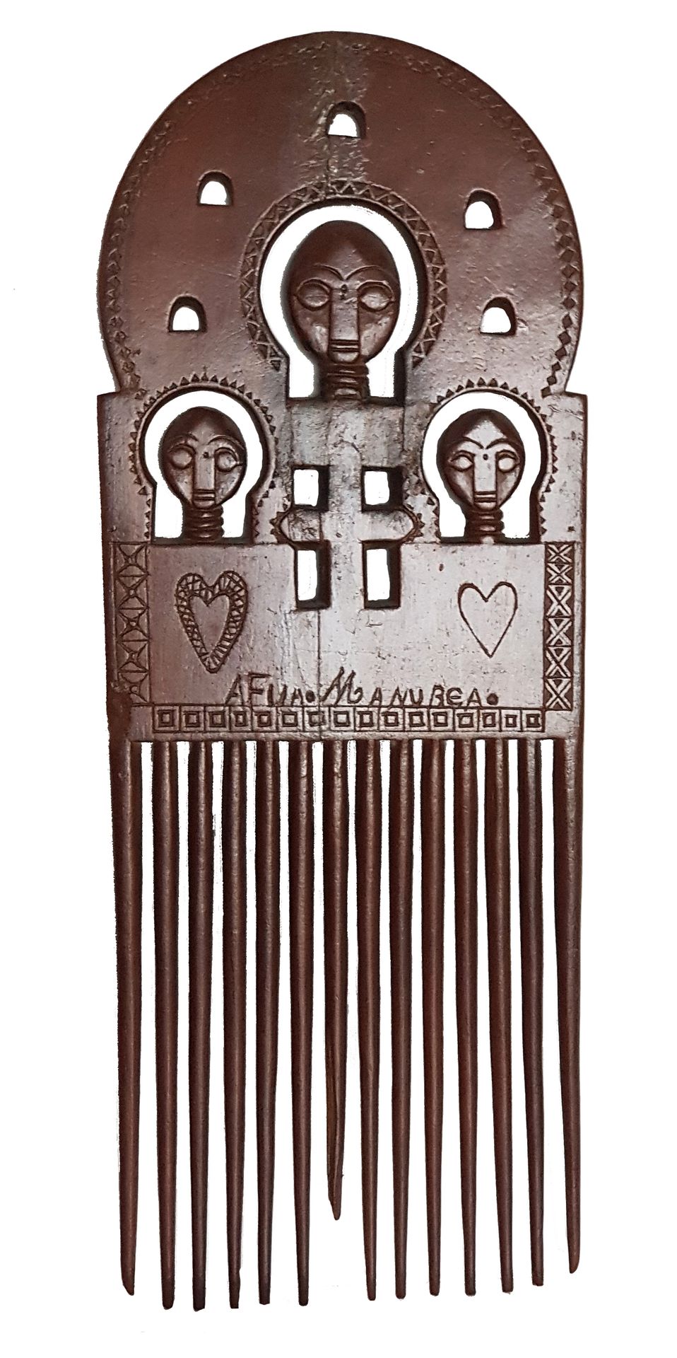 ASHANTI 
ASHANTI 镂空雕刻的婚礼梳子，有三个头，平面上刻有两颗心，框着一个名字。木质，有淡淡的铜锈 高33厘米 加纳


12月4日（星期六）上&hellip;