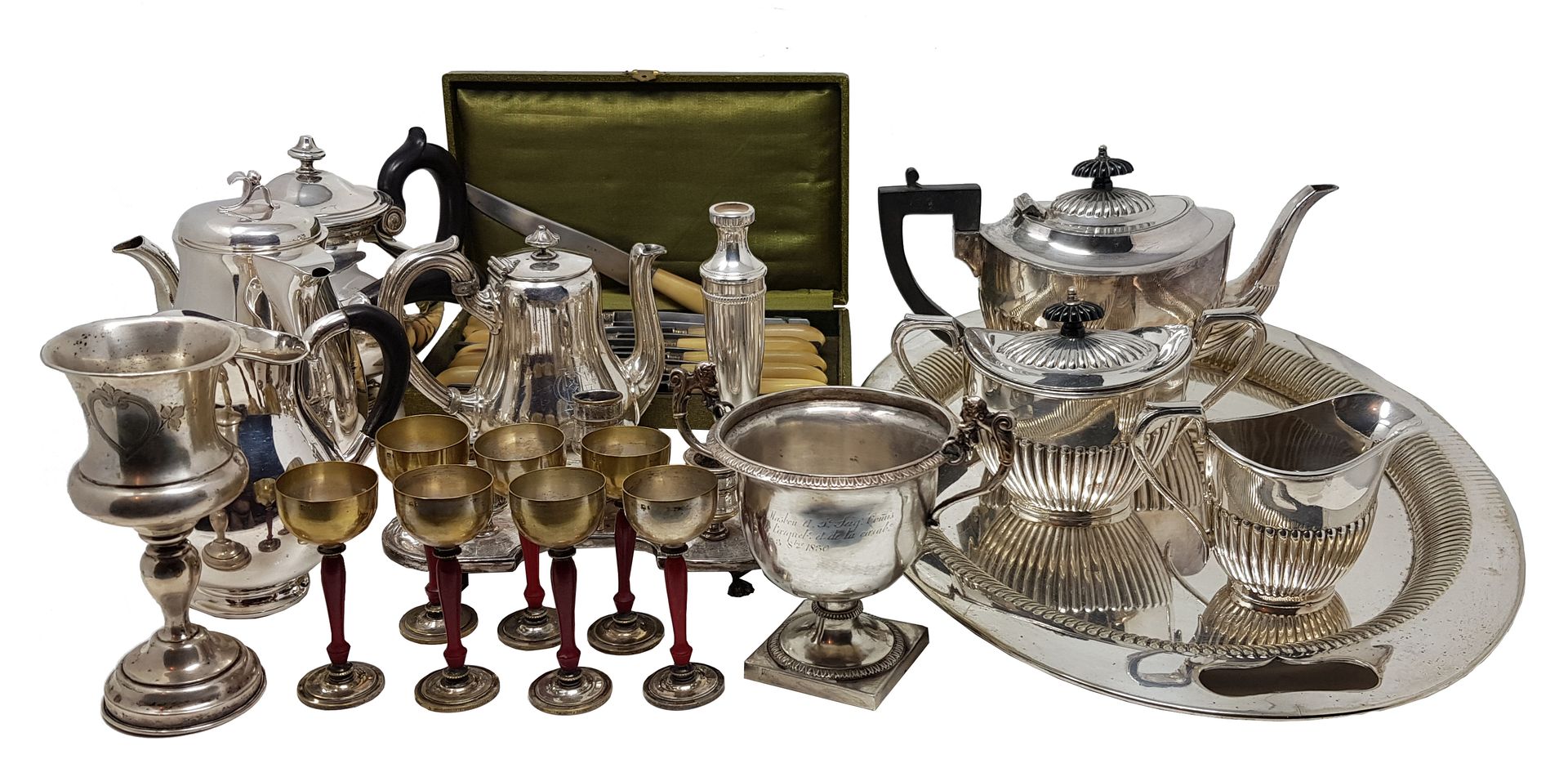 LOT MÉTAL ARGENTÉ 
Silvered metal set, scratches, shocks and stains from use.


&hellip;