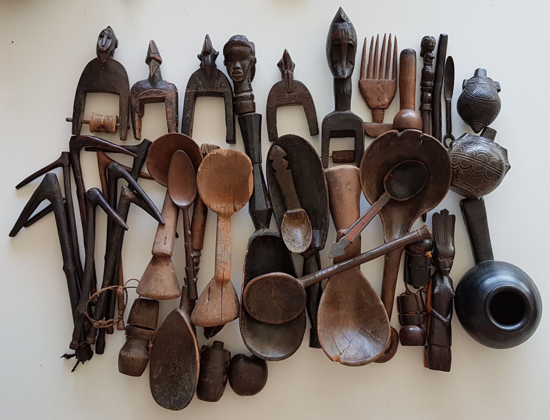 Collection de cuillères, lance-pierres et divers 
Collection of spoons, slingsho&hellip;