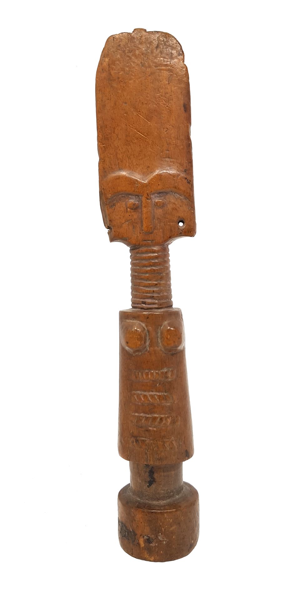 Poupée FANTI 
具有阿肯族美容大典的特点，是一种非常有成就的极简主义风格。木头上有旧的轻度铜锈（磨损和小事故）。高：21.5厘米。 


12月4日&hellip;