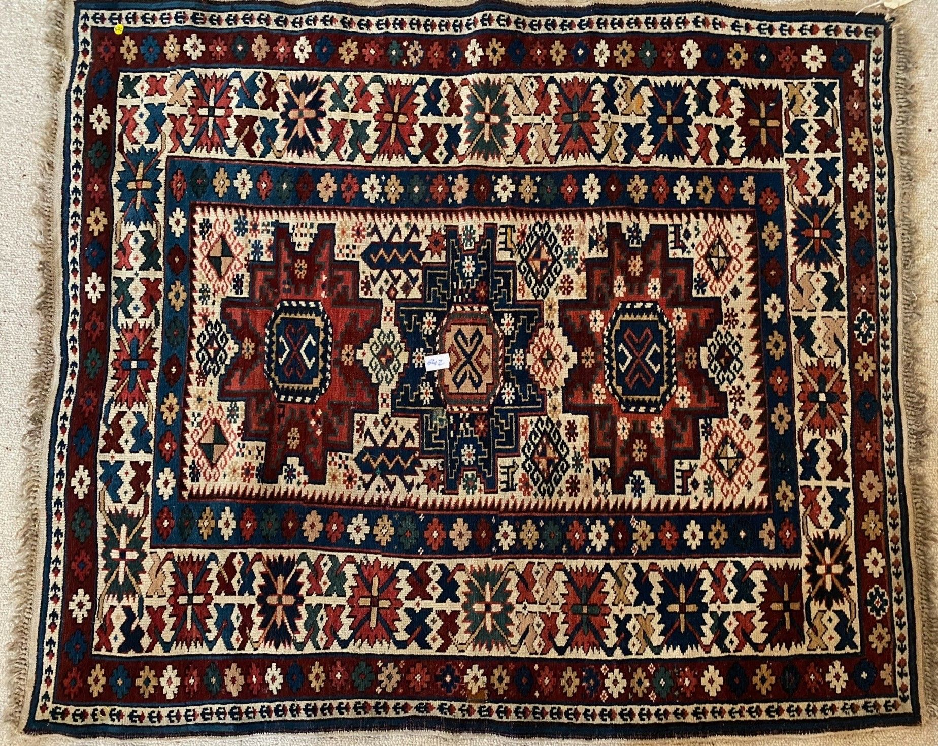 CHIRVAN – EST DU CAUCASE 
19世纪末的地毯120 x 105厘米



12月4日（星期六）上午8点至下午1点，在巴黎（LA SALL&hellip;