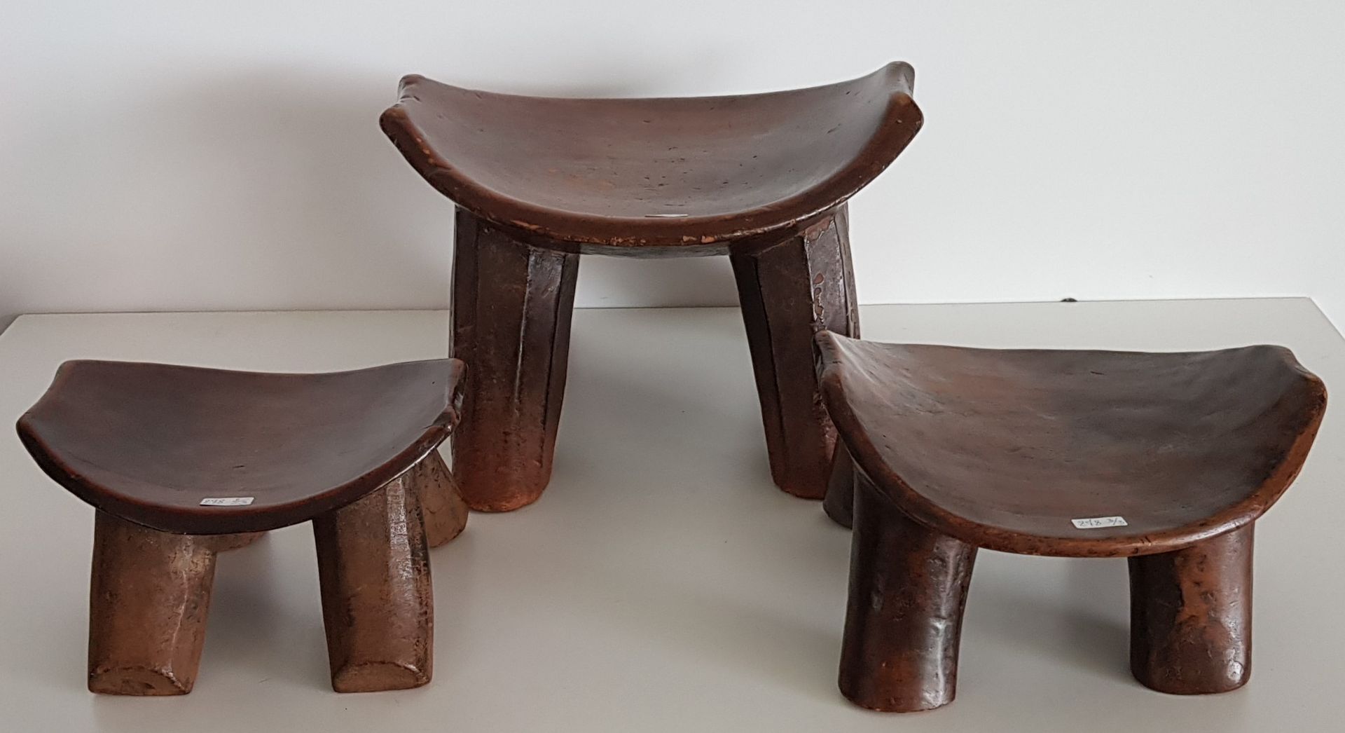 Lot de trois sièges d'Afrique de l'Est 
Set of three African chairs. 



DELIVER&hellip;