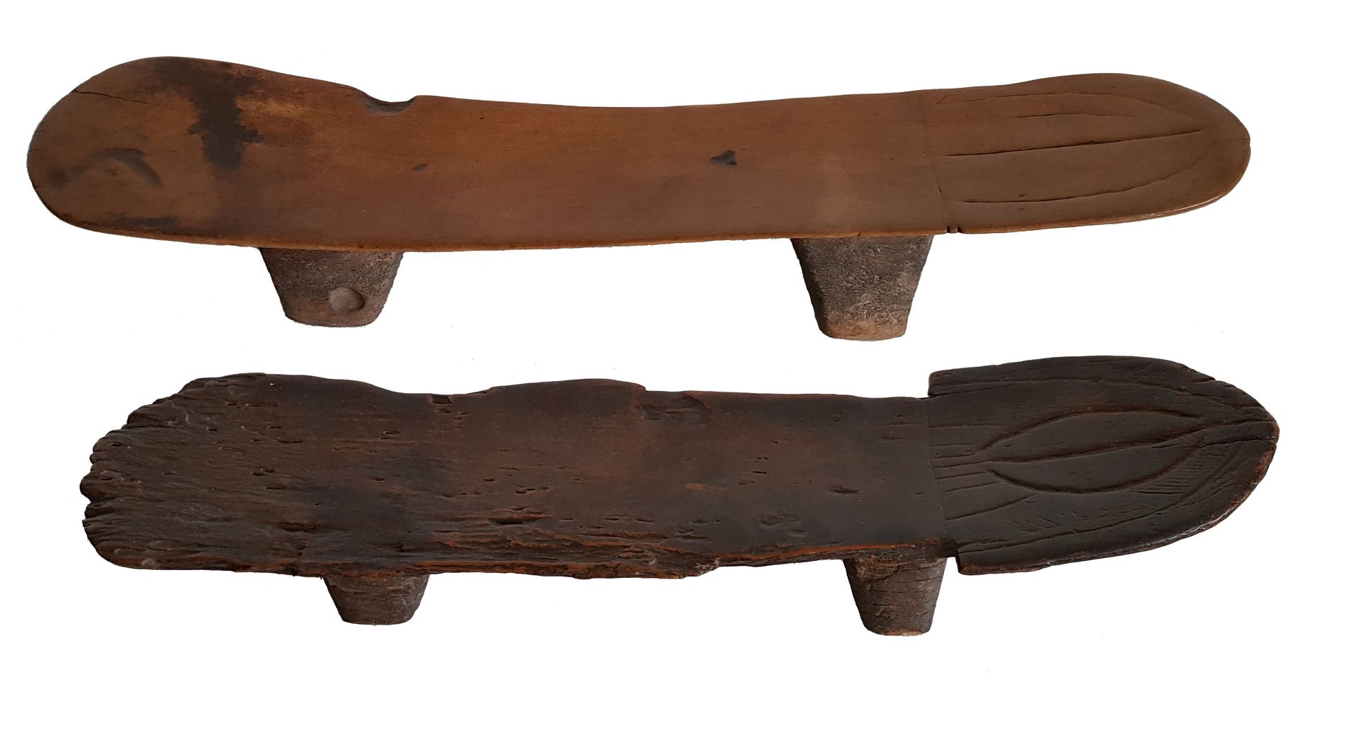 MBANDA BANCS (2) 
Sculptées en forme phallique, bois à ancienne patine d'usage. &hellip;