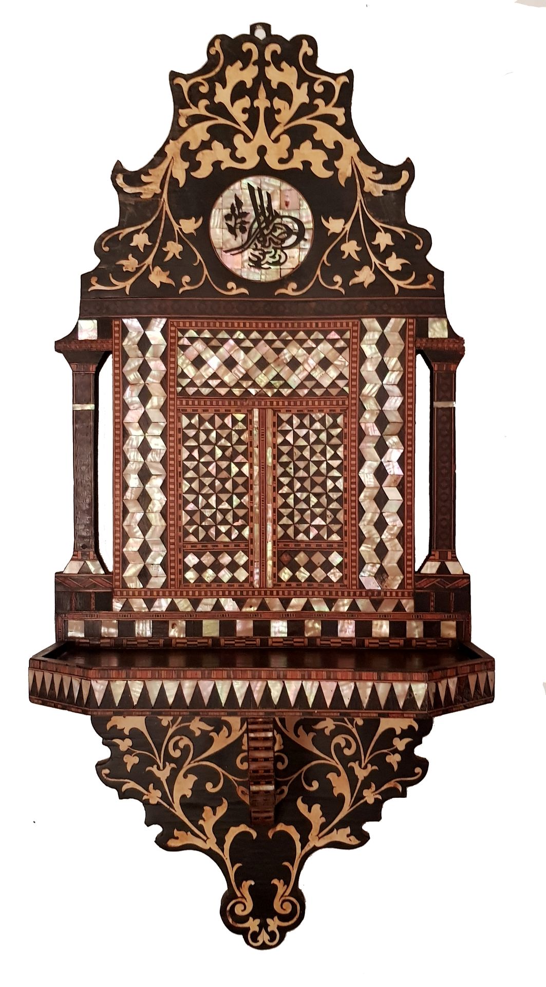 Kavukluk ottoman c.1900 
Kavukluk头巾架，奥斯曼帝国约1900年，由各种异国木材制成，完全镶嵌着木材和珍珠母，踏板上装饰着美丽的&hellip;