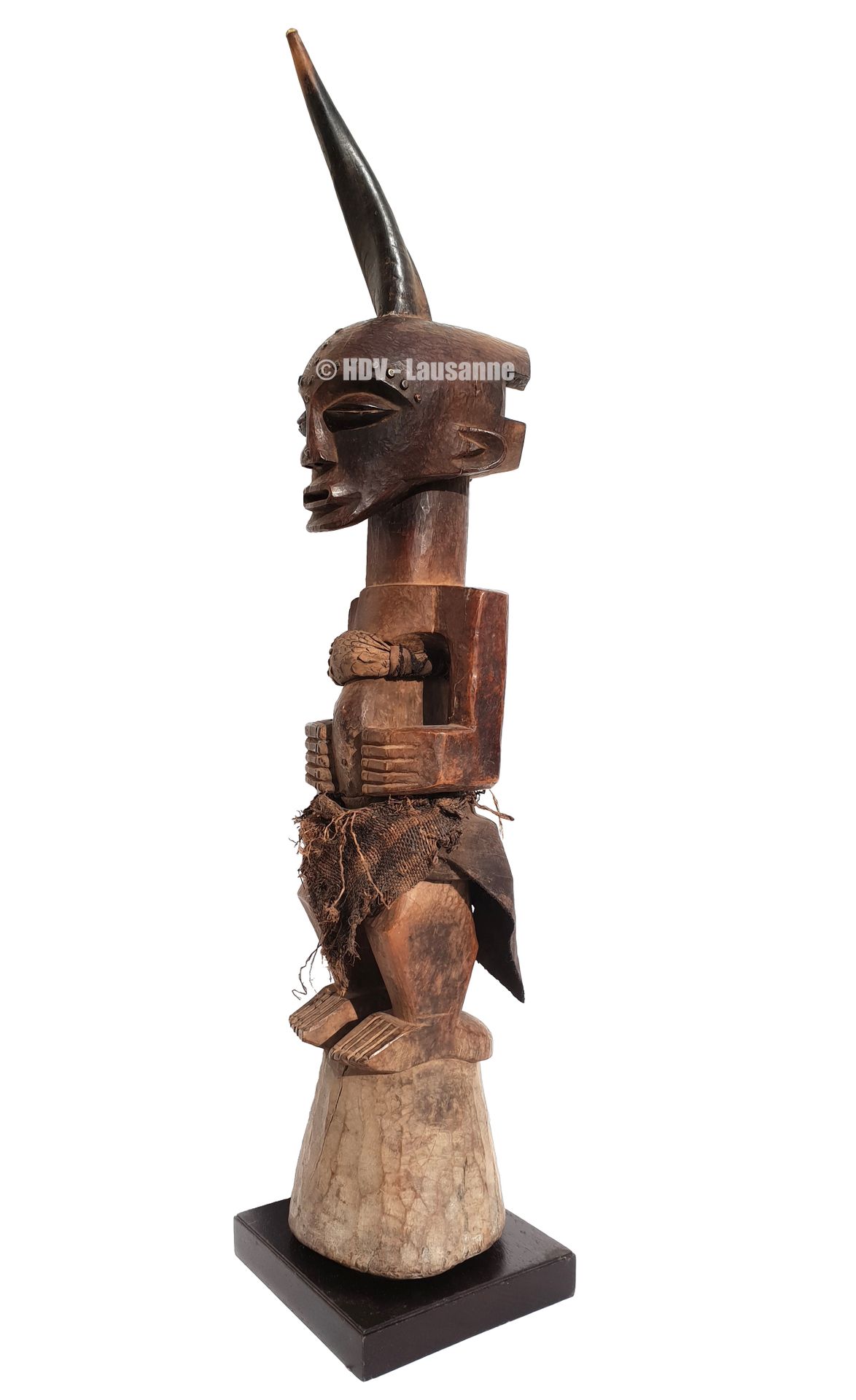 Puissante statue d'ancêtre SONGYE 带有棕色铜锈的厚木头，牛角，金属钉，织物，仪式凝结物。高度：95厘米 刚果扎伊尔共和国


&hellip;