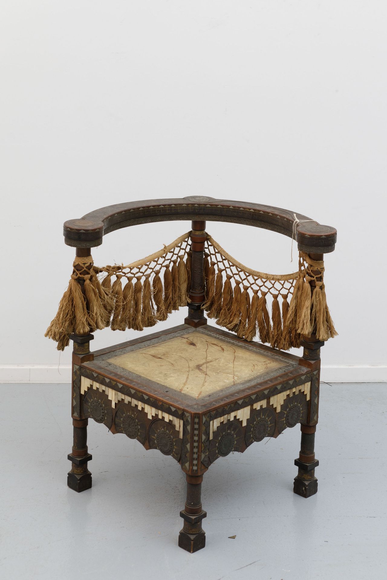 CARLO BUGATTI (1856-1940) Chaise d'encoignure.


Noyer, bois noirci, parchemin, &hellip;