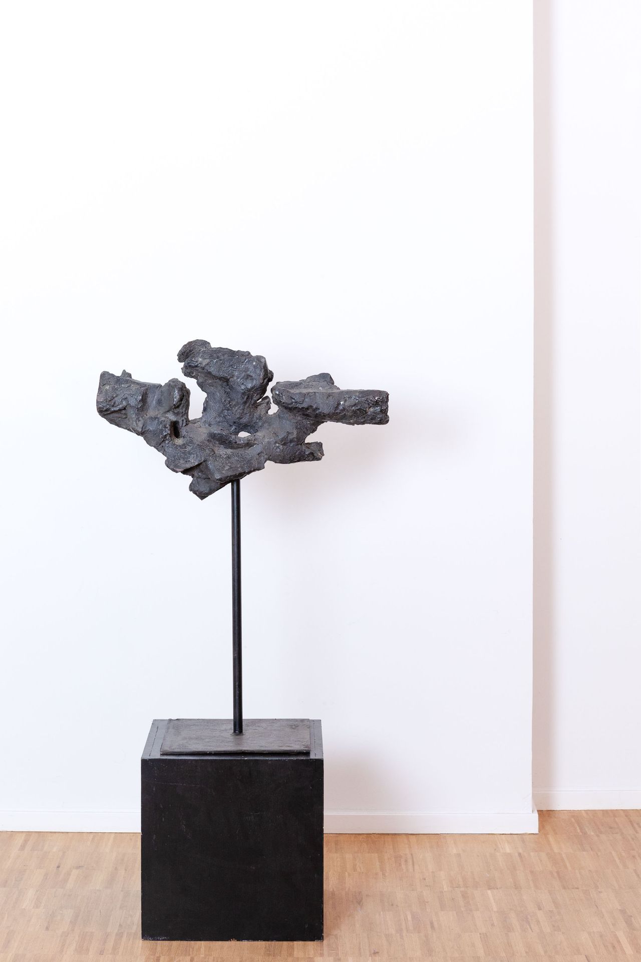 PAUL VAN GYSEGEM (°1935) 无题》，1958/59。


陶器雕塑，带有炭灰色的铜锈。


铁质底座。





2019年2月由艺术家本&hellip;