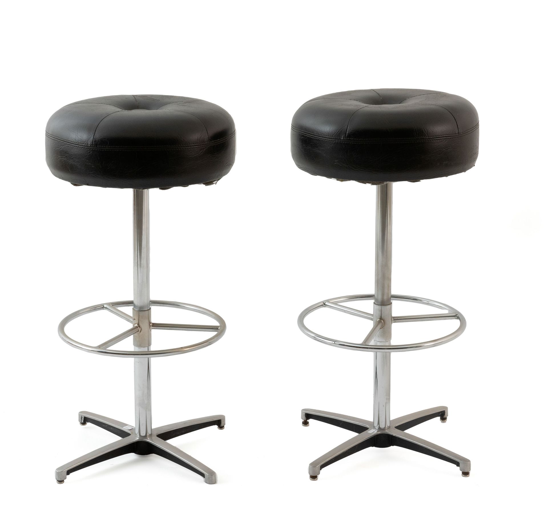 ANONIEM / ANONYME XX 一对酒吧凳子。约1970年。圆形座椅覆盖着黑色乙烯基。十字形腿。

88 x 45 cm