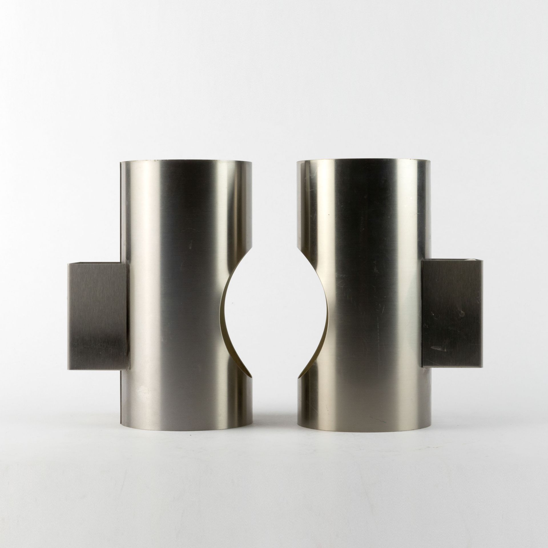 ANONIEM / ANONYME XX Pair of wall lights. 1970s. Brushed aluminium cylinder with&hellip;