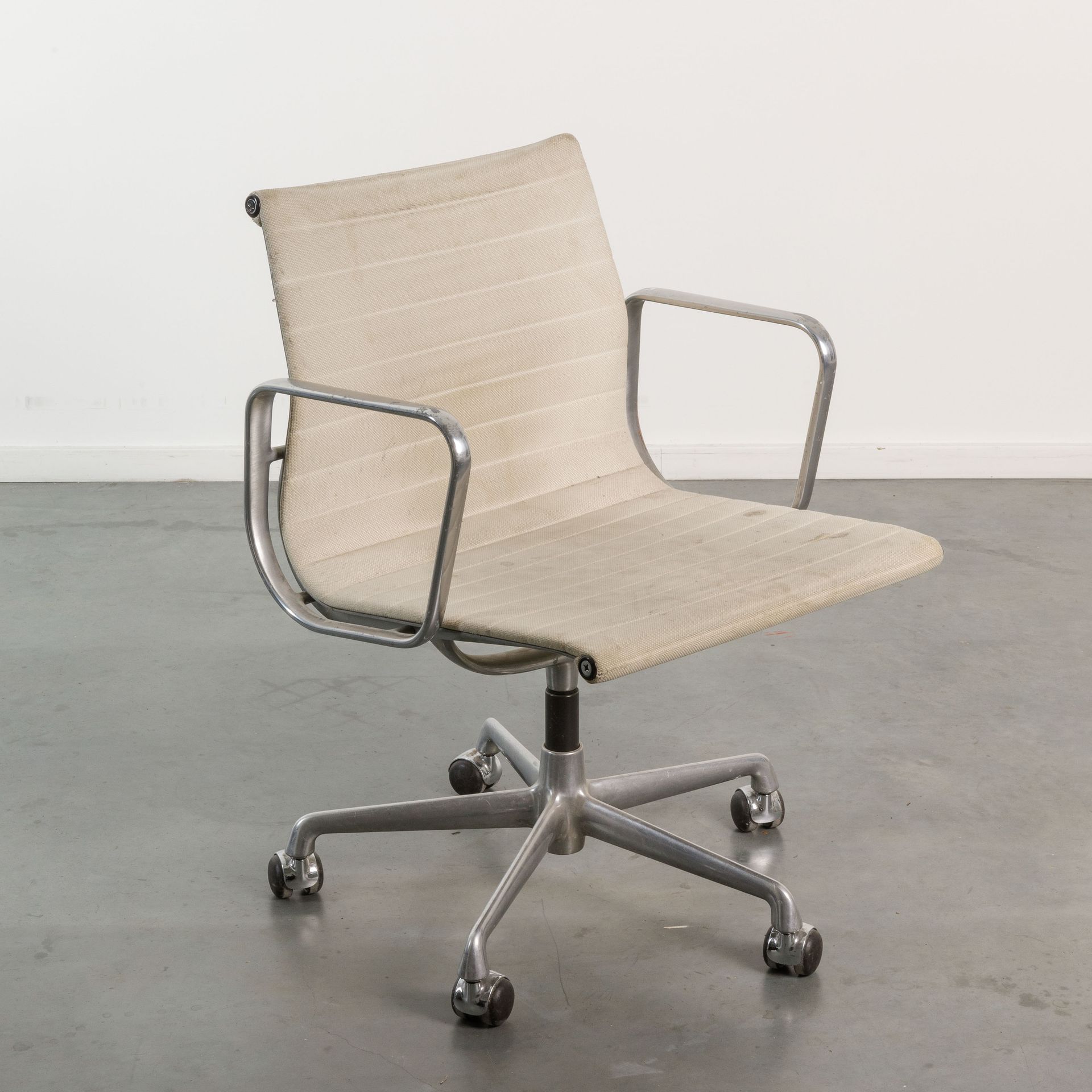CHARLES EAMES (1907-1978) / VITRA 办公椅。设计于1958年。后来的版本。米色合页的低背。存在污点。压铸铝的扶手。五星压铸铝底座&hellip;