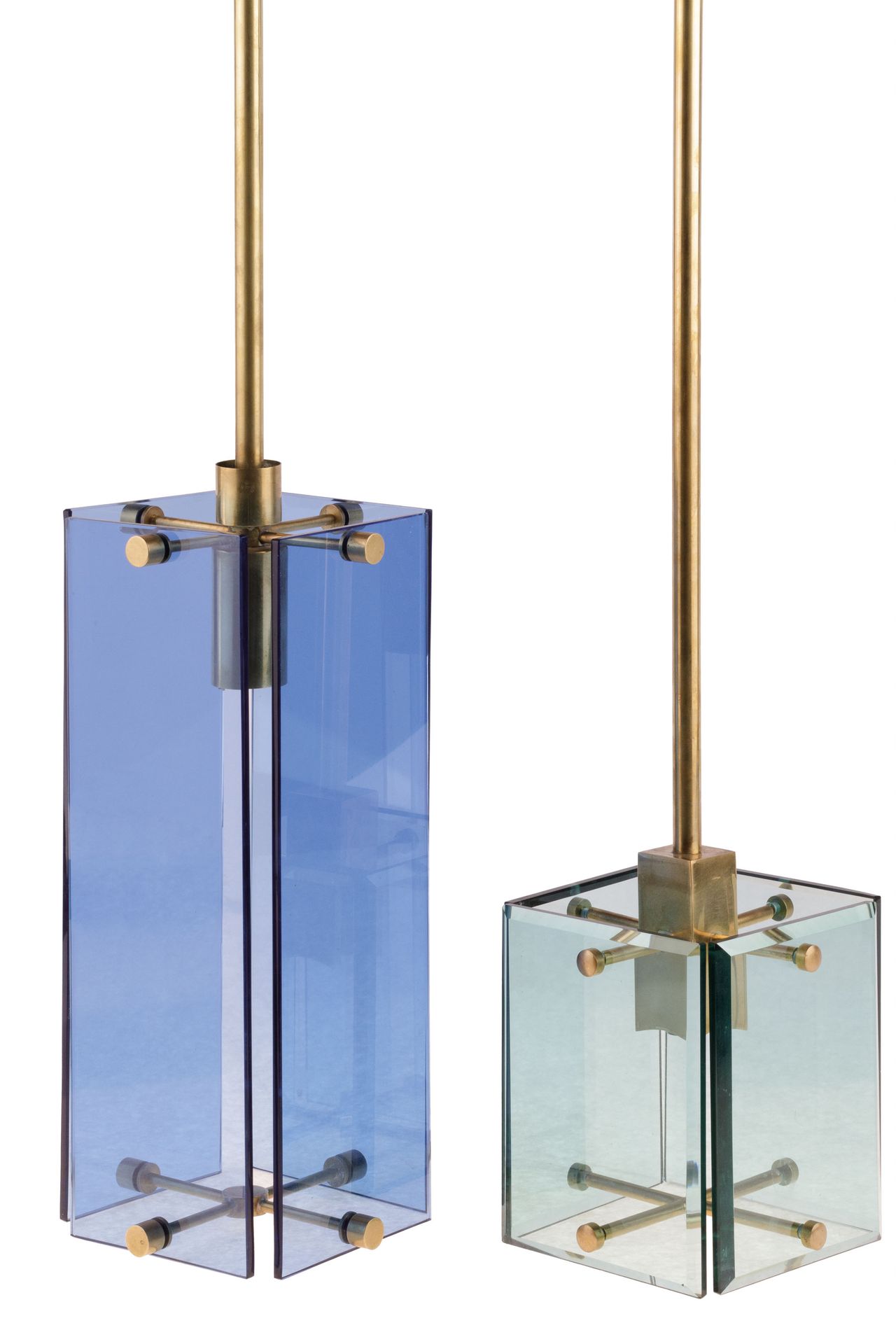 Cristal Art (XX) (将归于)

一对吊灯。约1960年。黄铜结构。一个是蓝色双色玻璃，一个是绿色双色玻璃。

，高分别为79和70厘米。