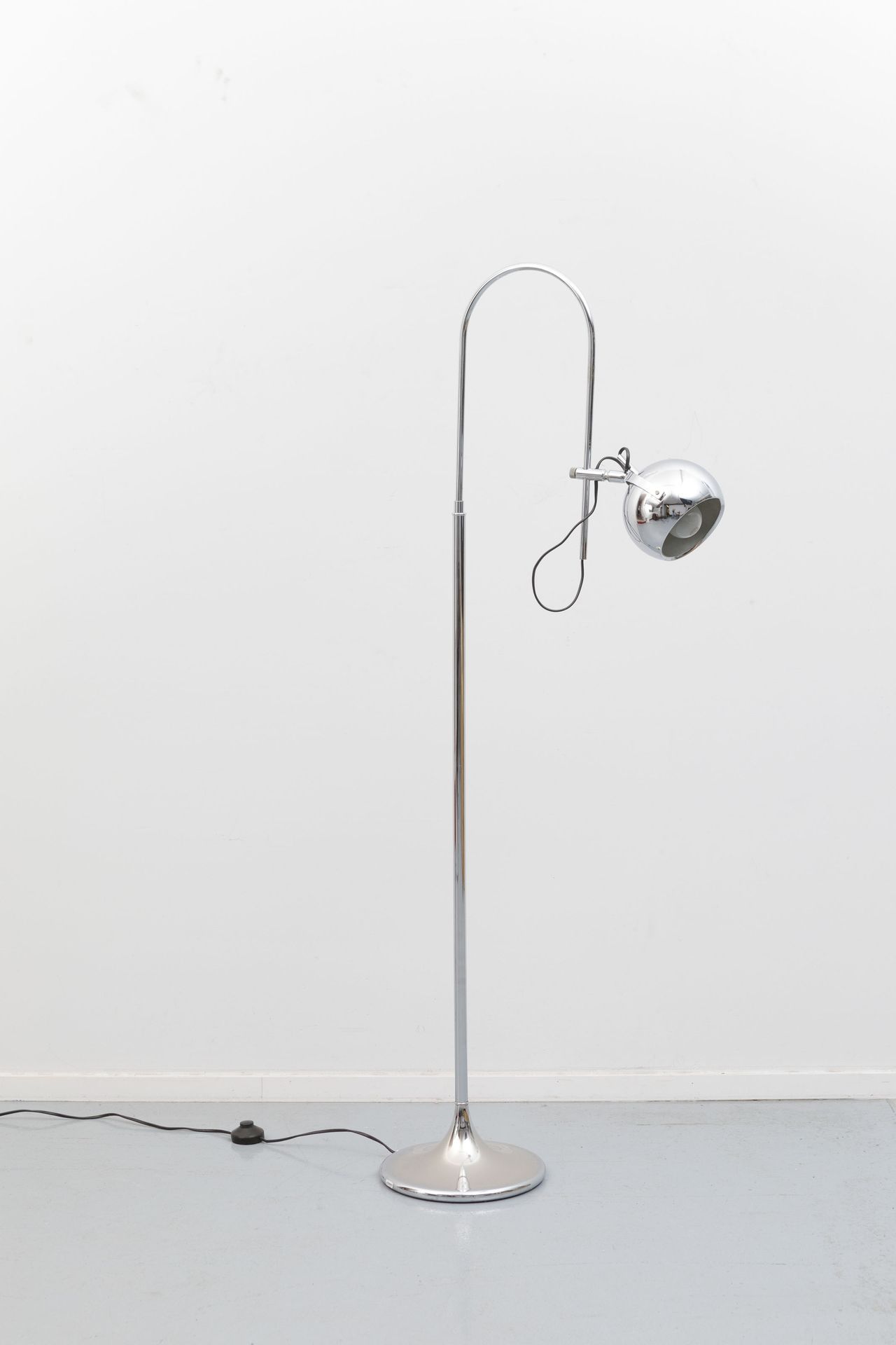 ANONIEM / ANONYME XX Floor lamp. 1970s. Steel chromed structure. Tulip base with&hellip;