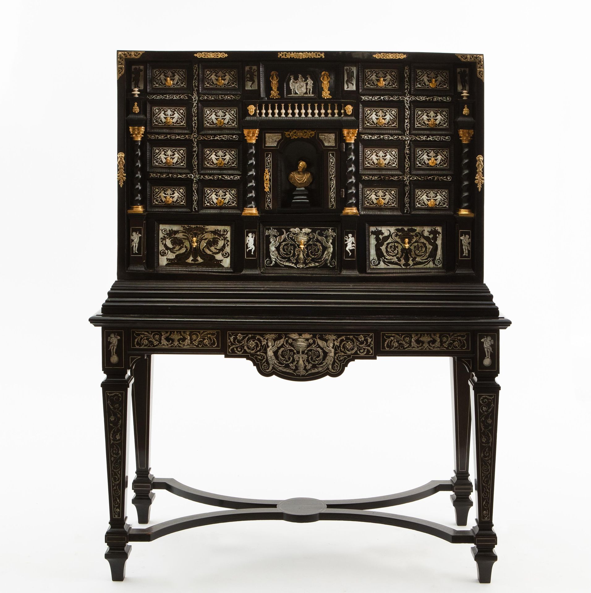 Cabinet italien en style Renaissance. 18ème et 19ème siècle. Cabinet italien en &hellip;