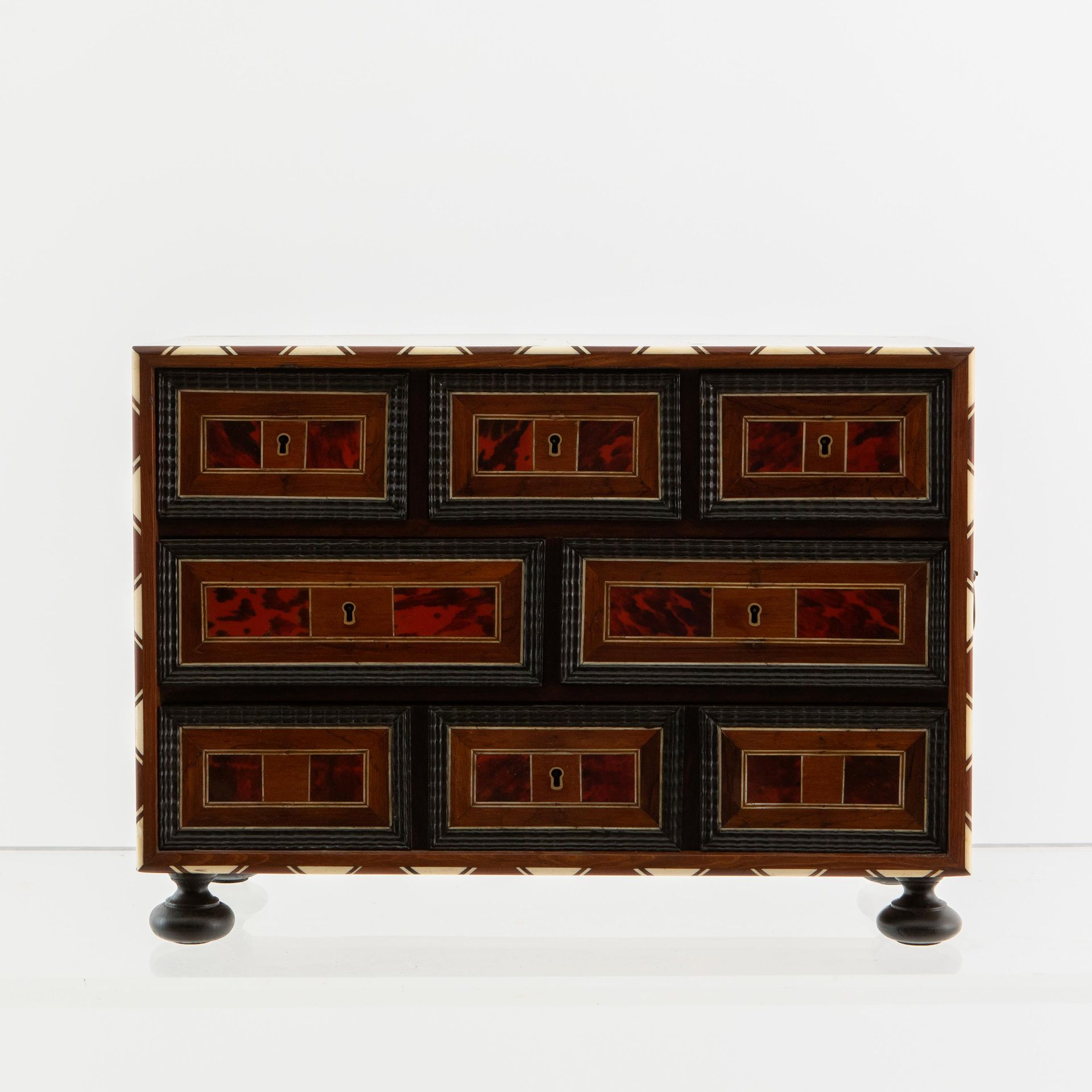 Cabinet à poser. 19ème siècle. 表柜。19世纪。

紫檀木，饰以格萨尔框架，红色色调的玳瑁和骨。

六个抽屉。侧面有两个把手。

&hellip;