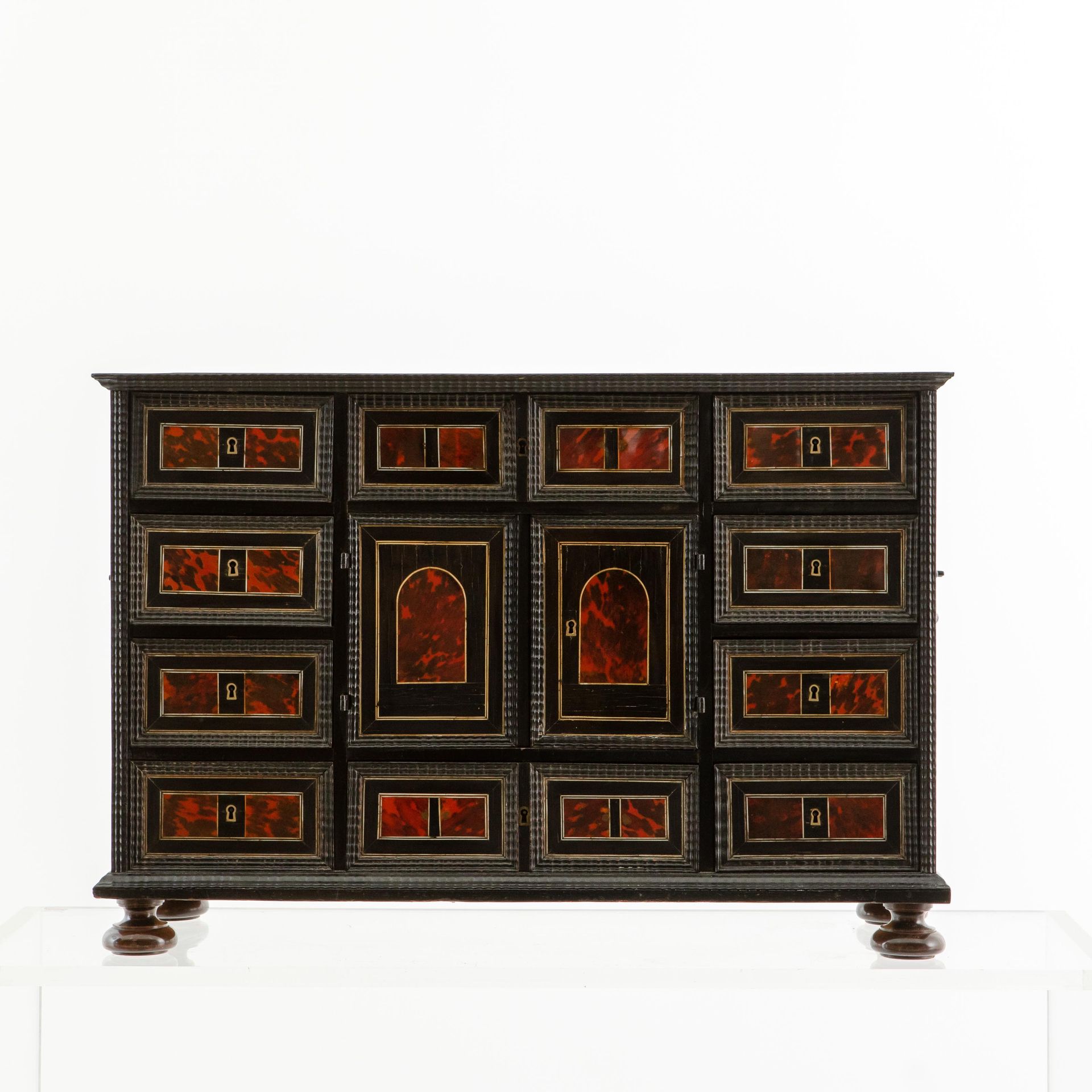 Cabinet à poser. Anvers. Ca. 1700. 艺术柜。安特卫普。约1700年。

发黑的木头，乌木梨木，红木，玳瑁贴面，骨质，并以扇形的&hellip;