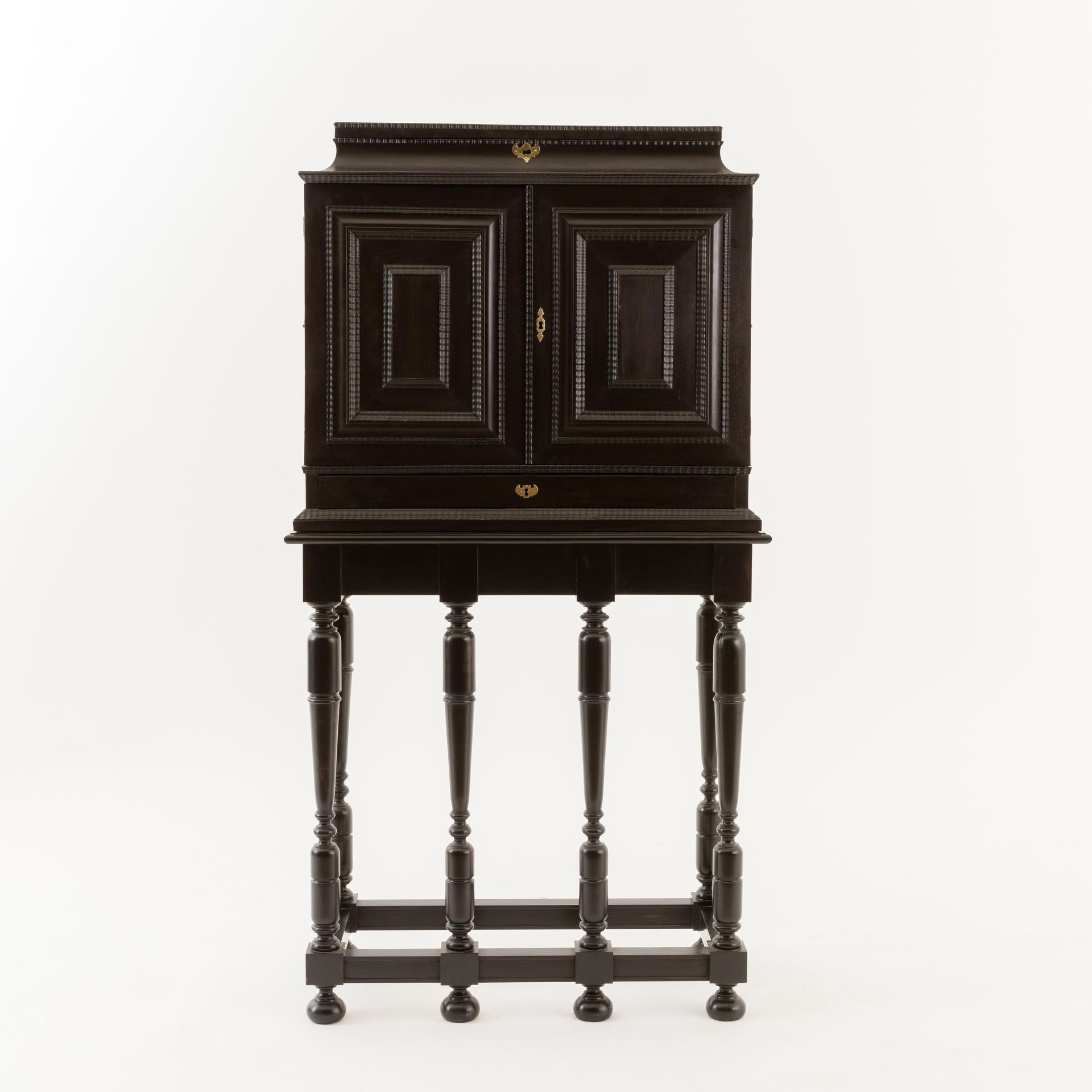 Cabinet sur pied. Anvers. 17ème siècle et plus tardif. A Flemish rosewood and to&hellip;