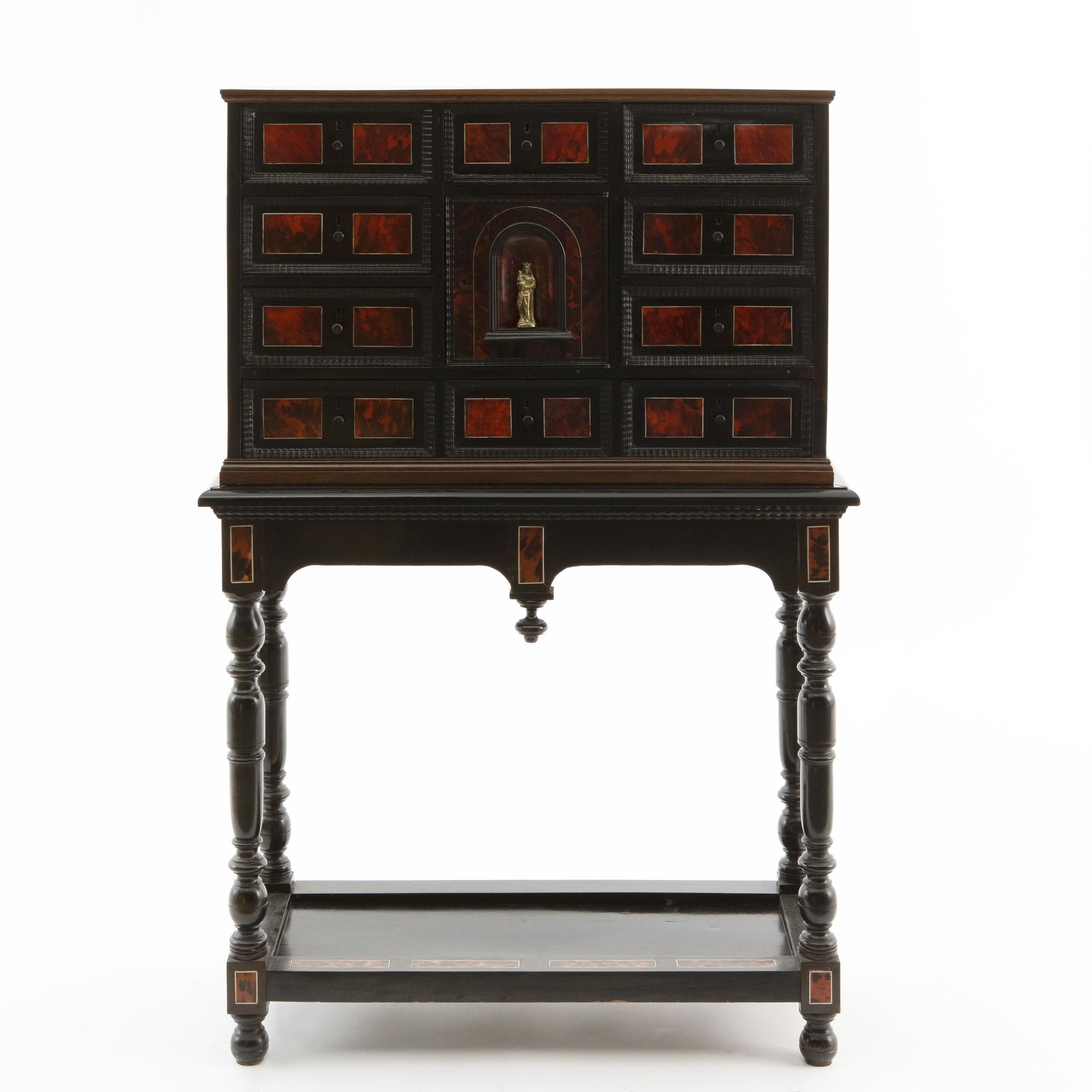 Cabinet, monté sur support à balustres. Anvers. 18ème siècle. Kunstkabinett zu F&hellip;