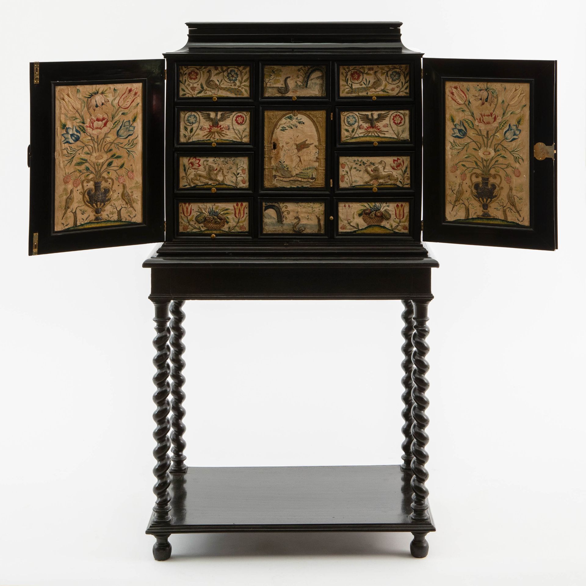 Cabinet, monté sur support à pilastres tournés, à battants. 带有稀有刺绣的Naturalia艺术柜。&hellip;