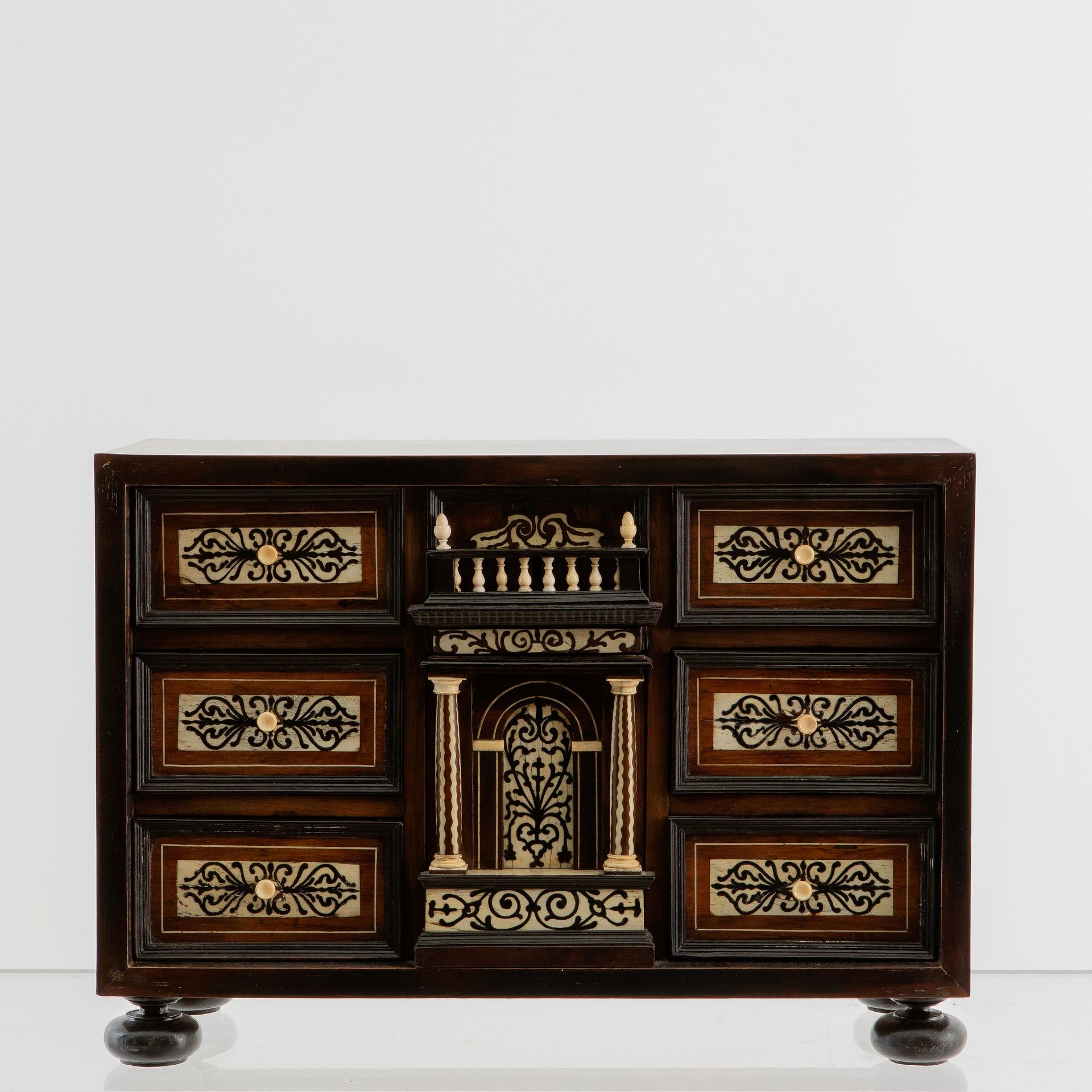 Cabinet à poser à incrustations d'ivoire. Augsburg en style italien. 1640-1670. &hellip;