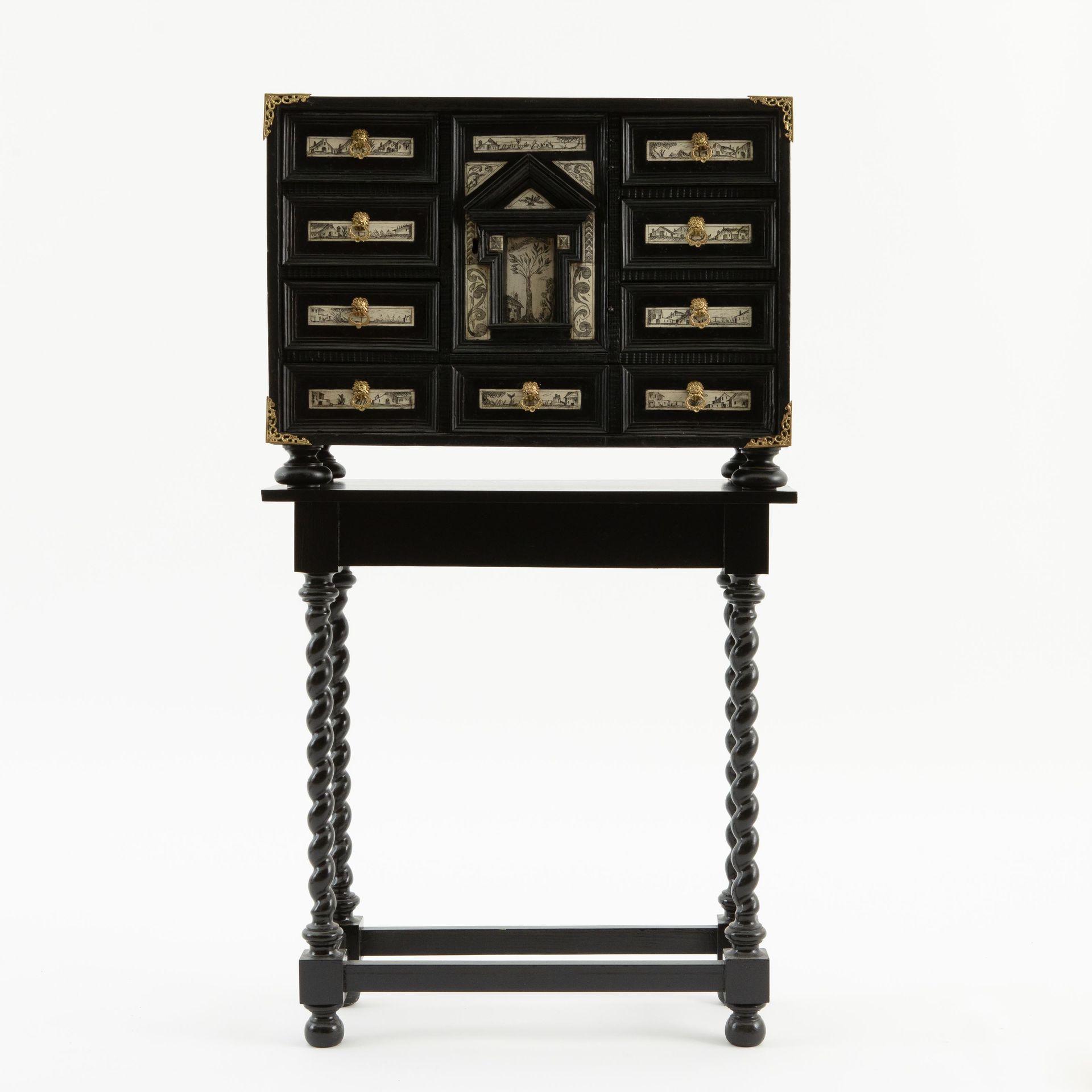 Cabinet composé. Italie. 17ème siècle. 复合艺术柜。意大利，17世纪。

发黑的木头，骨头，镀金的配件，用橡胶模子完成。
&hellip;