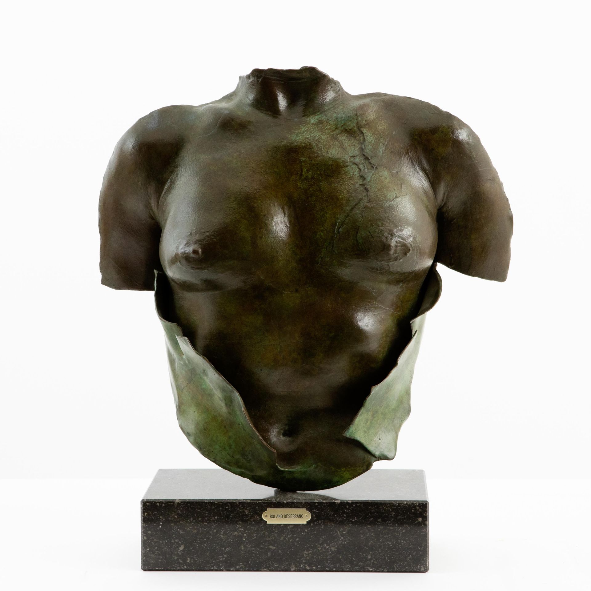ROLAND DESERRANO 女性胸围。

青铜，绿色铜锈。

签名为 "R.Deser'.

大理石基座。

高：45厘米（高：8厘米（基座/托架））。