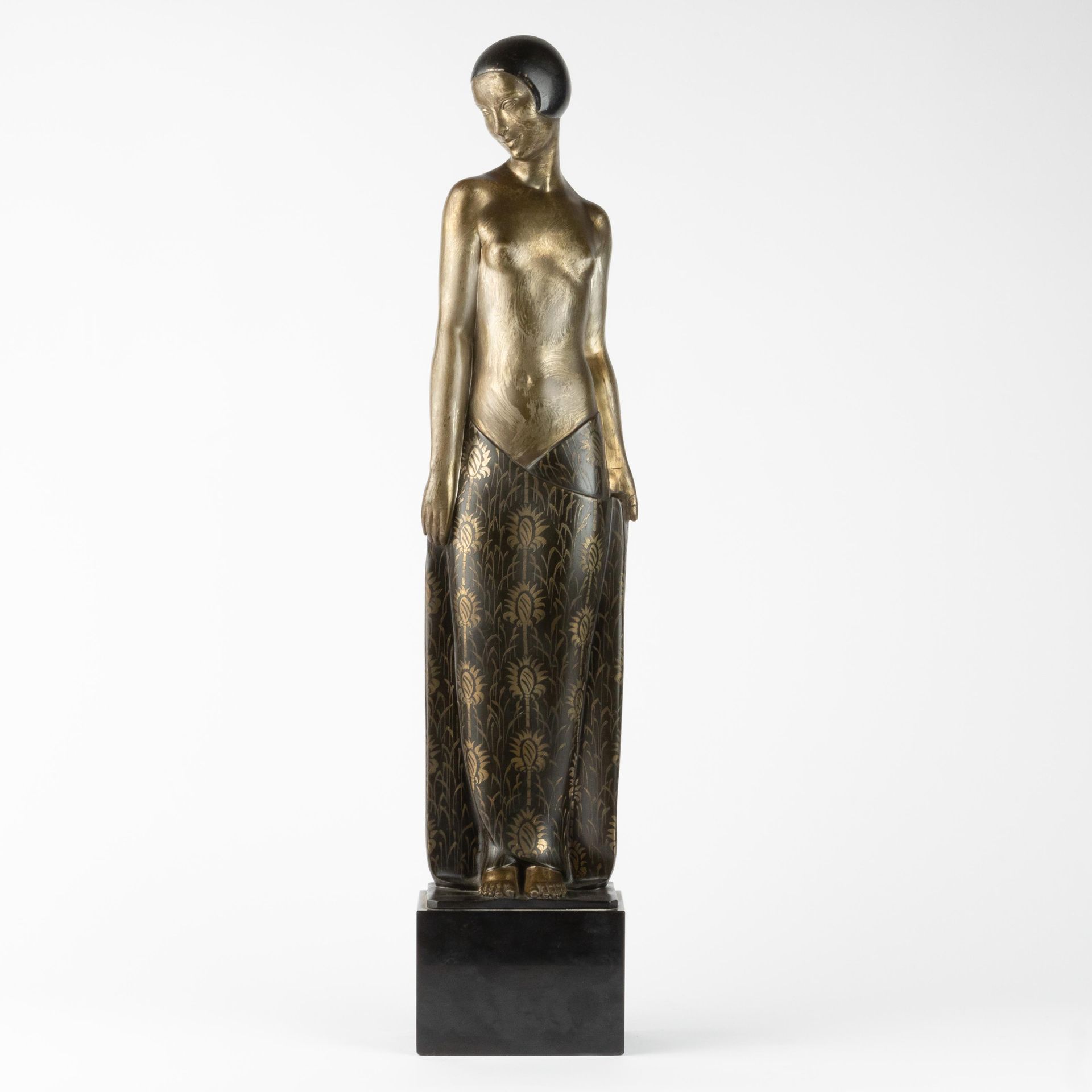 Pierre LE FAGUAYS (1892-1962) 半裸站立。装饰艺术时期。

青铜色，灰色和黑色的古铜色。

背面签有 "Le Faguays"。

&hellip;