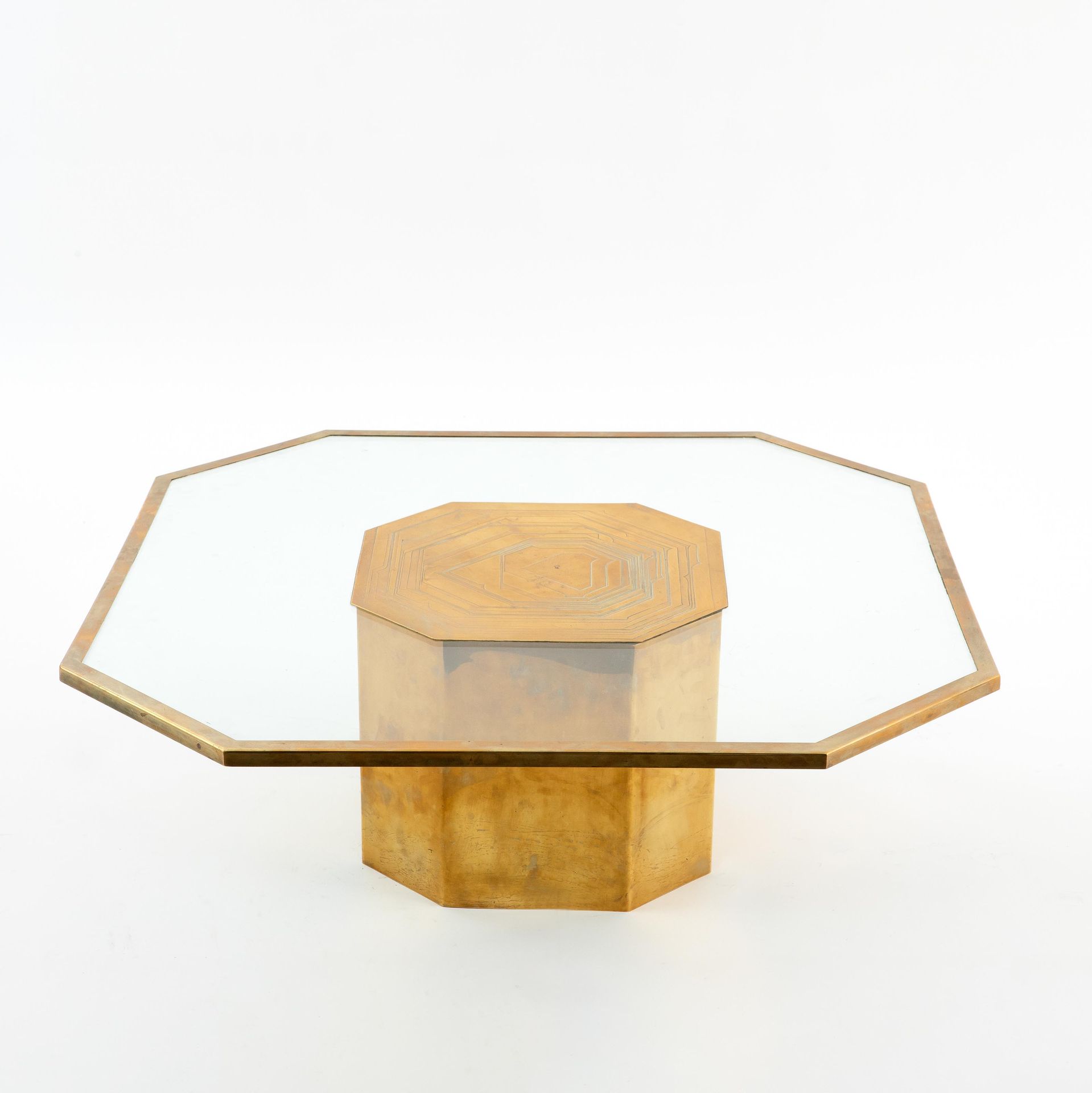 JENAZI JONCKERS (1943-2004) 八角形的咖啡桌。

玻璃顶上有蚀刻的黄铜。

木质底座，带黄铜饰面。

签名为 "Jenazi"。

3&hellip;