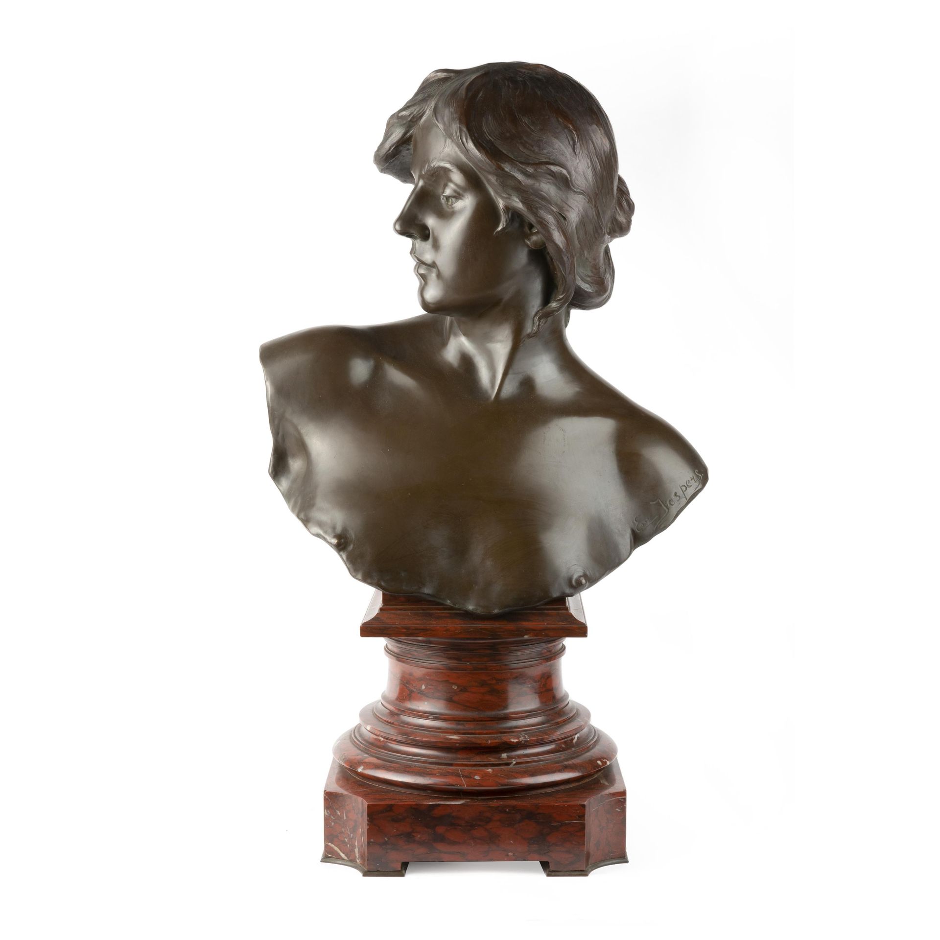 Emile JESPERS (1862-1918) 仰望的年轻女子半身像。

青铜雕塑，褐色铜锈。

签名为 "EM Jespers"。Anvers'.

Fo&hellip;