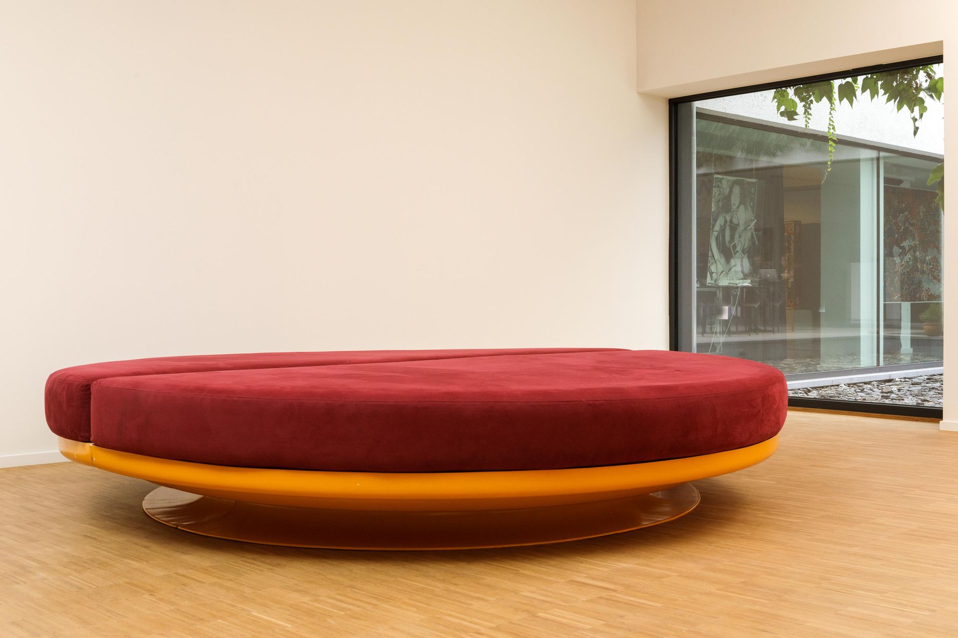 WOLFGANG FEIERBACH (1937-2014) / FG DESIGN 圆床。1968年的设计。

黄色玻璃纤维增强塑料。采用波尔多绒面革为椅垫。&hellip;