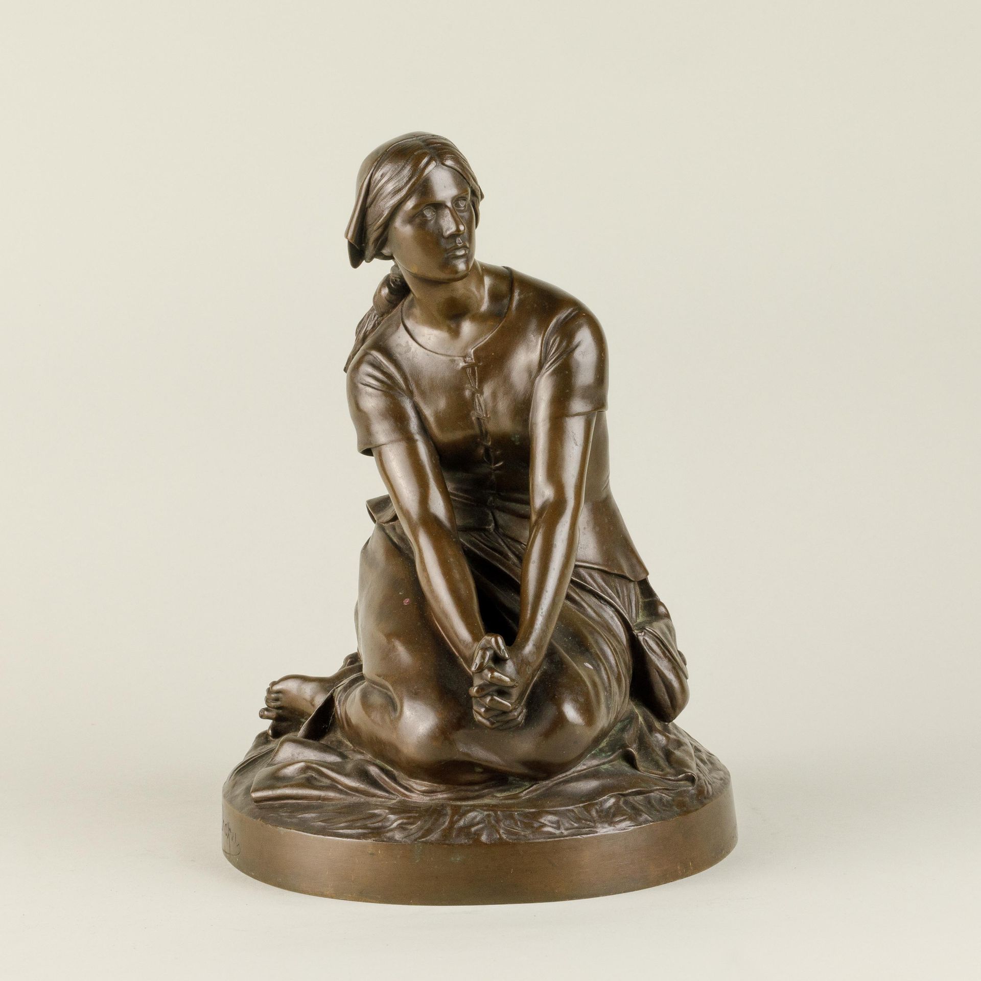 Henri CHAPU (1833-1891) 圣女贞德》。

青铜，棕色铜锈。签名为 "查普"。

铸造厂印章 "F.Barbédienne Fondeur"&hellip;