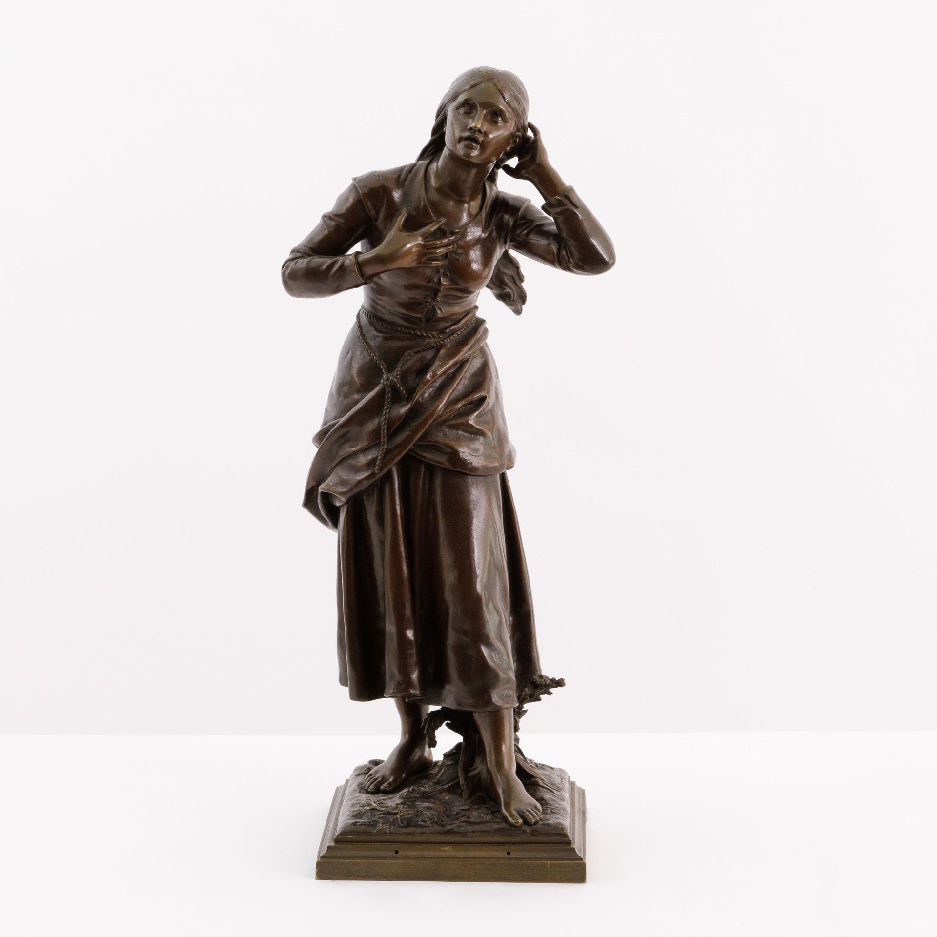 Henry Étienne DUMAIGE (1830-1888) 圣女贞德。青铜，棕色铜锈。签名为 "H.Dumaige"。

高：56厘米
