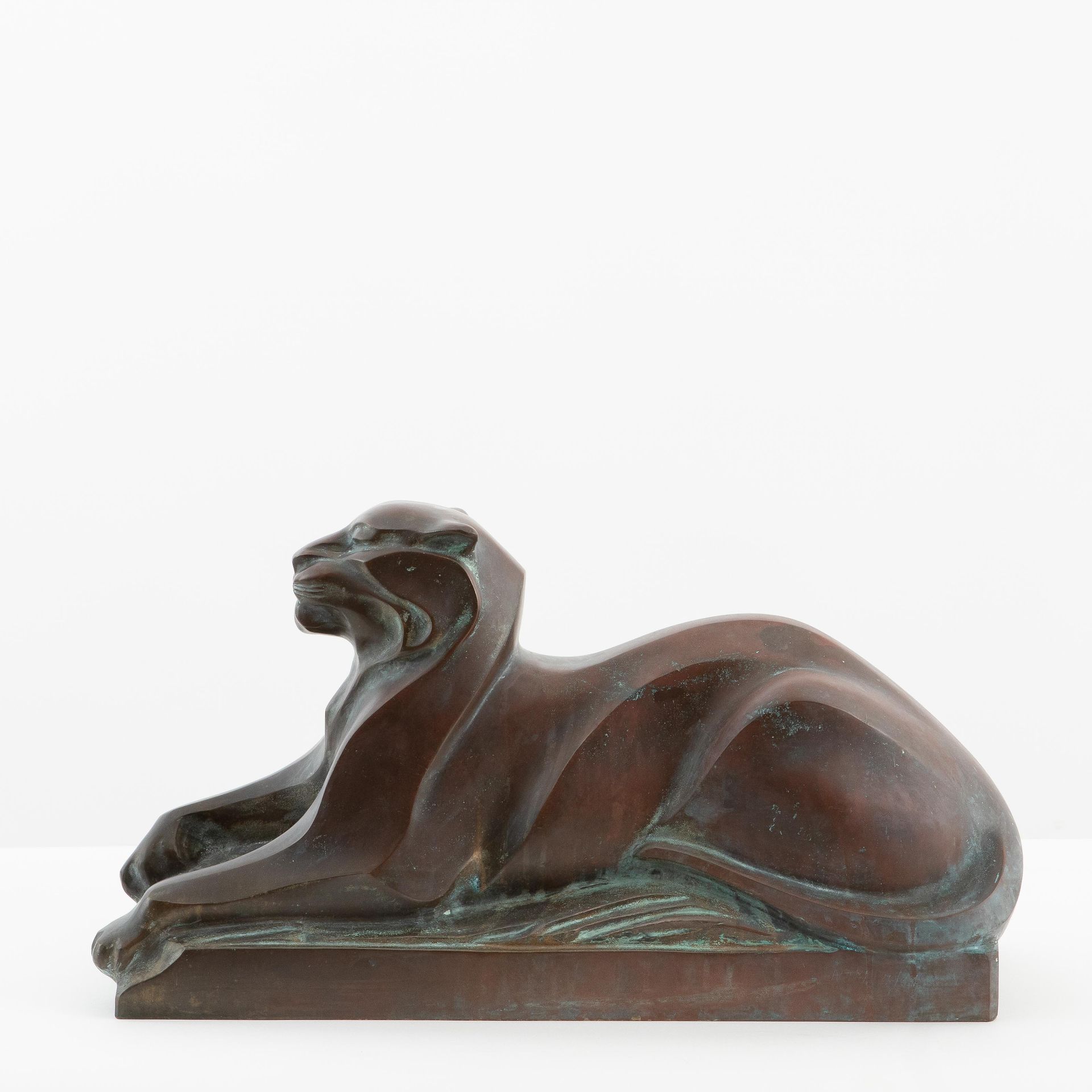 LOUIS NOËL (1938-2014) 躺着的豹子。

青铜，红褐色的铜锈。

无符号。

30 x 54 x 19 厘米